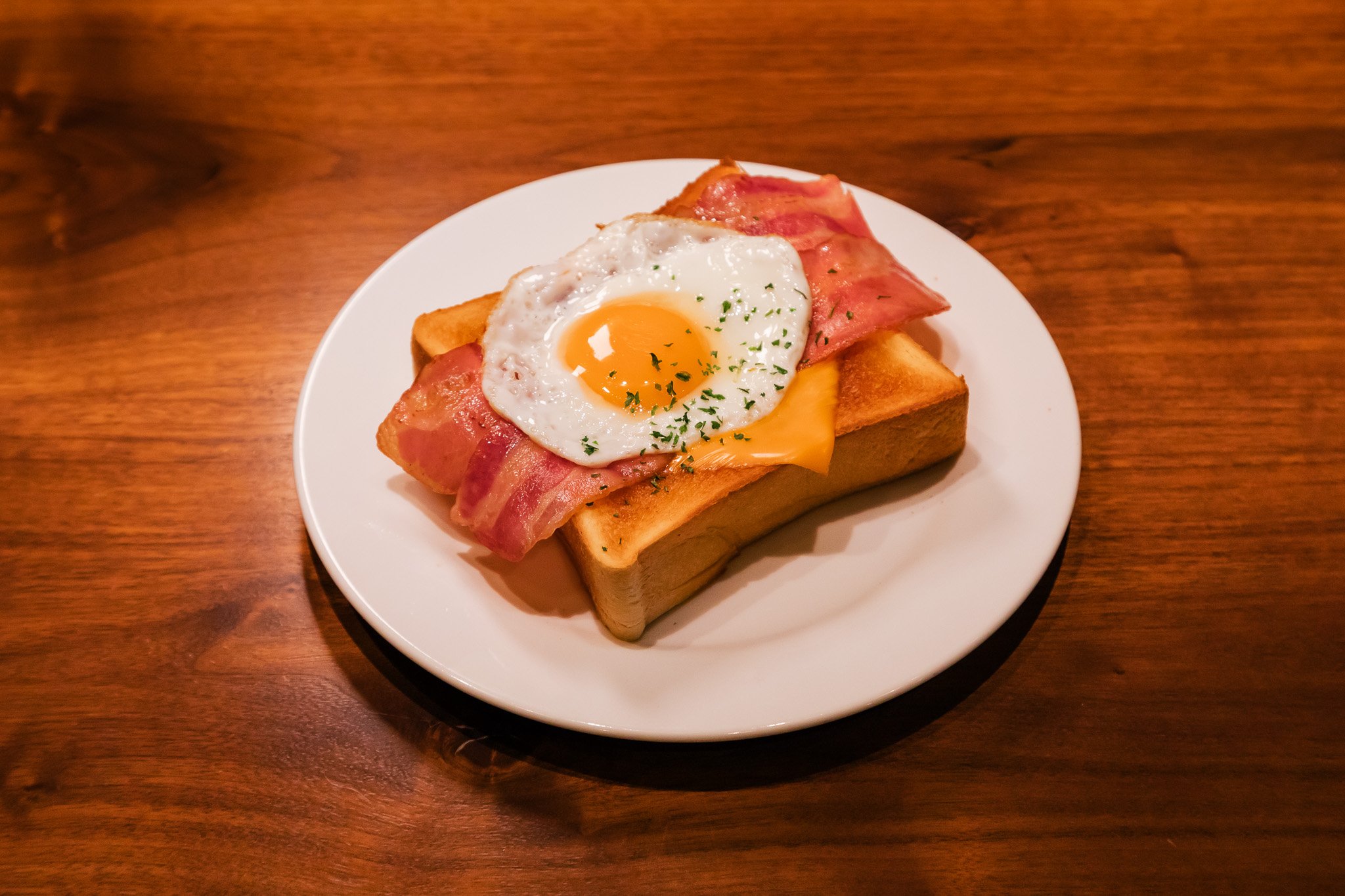 会場の隣りにあるB1F クアトロラボでは「アンリアルライフ」に登場する「『マリーさん』特製のベーコンエッグトースト」が数量限定で提供される。価格は1,000円