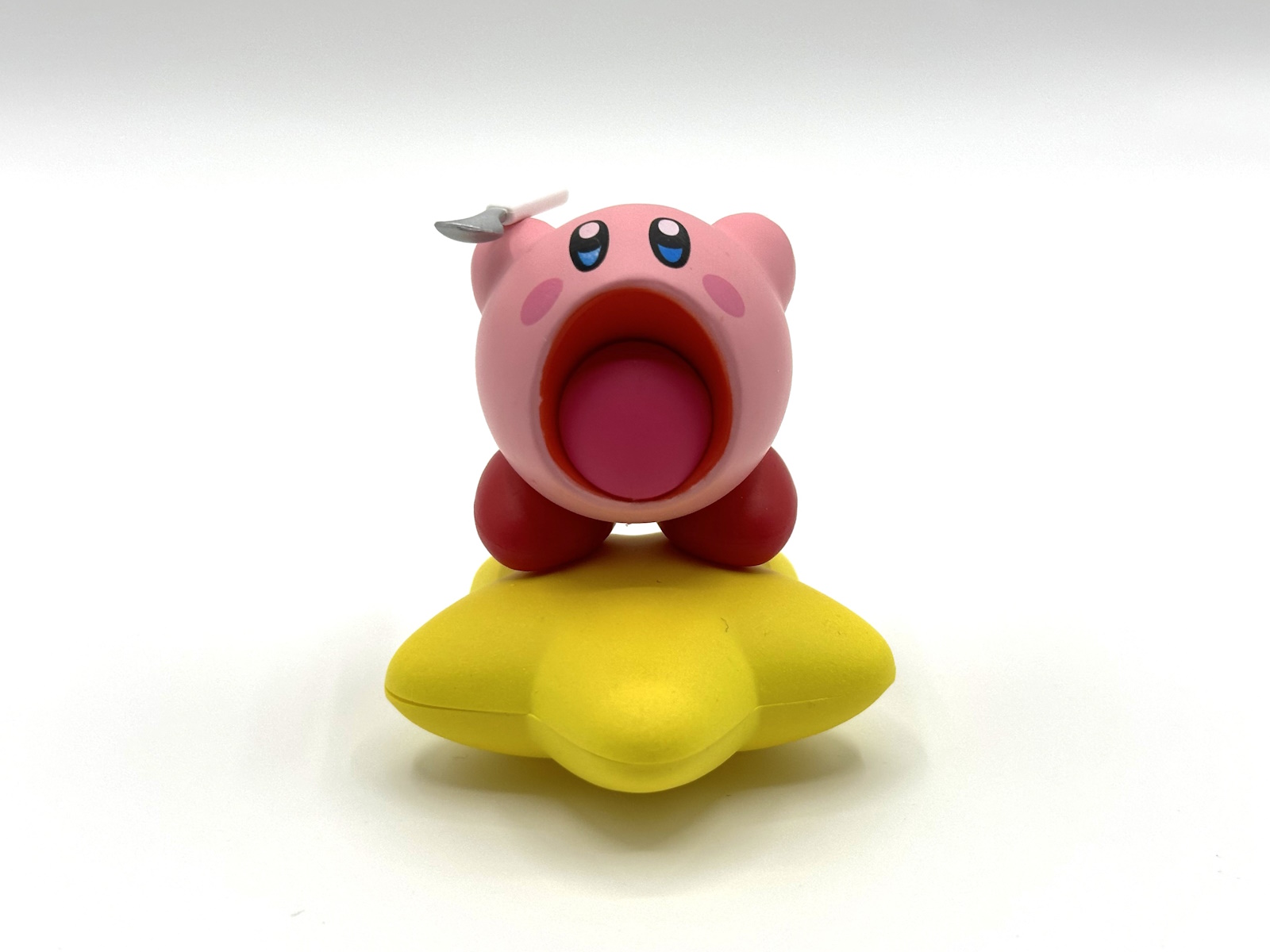 口を大きくあけて吸い込んでいるカービィ