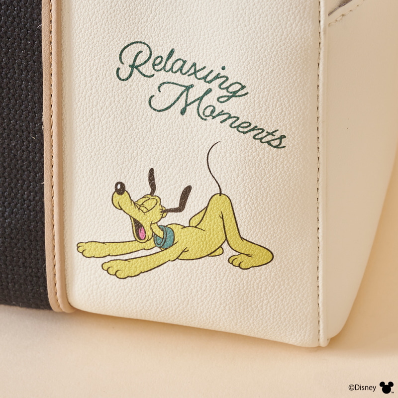 バッグ背面の右下には、「ミッキーマウス」の愛犬「プルート」がリラックスしたアートをプリント