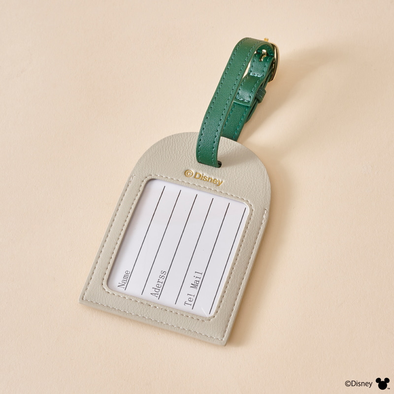 背面はカードが収納可能。旅先でネームタグとしても使用できる
