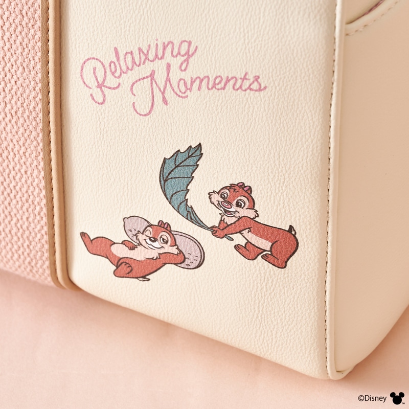 バッグ背面の右下には、「チップとデール」がリラックスしたアートをプリント