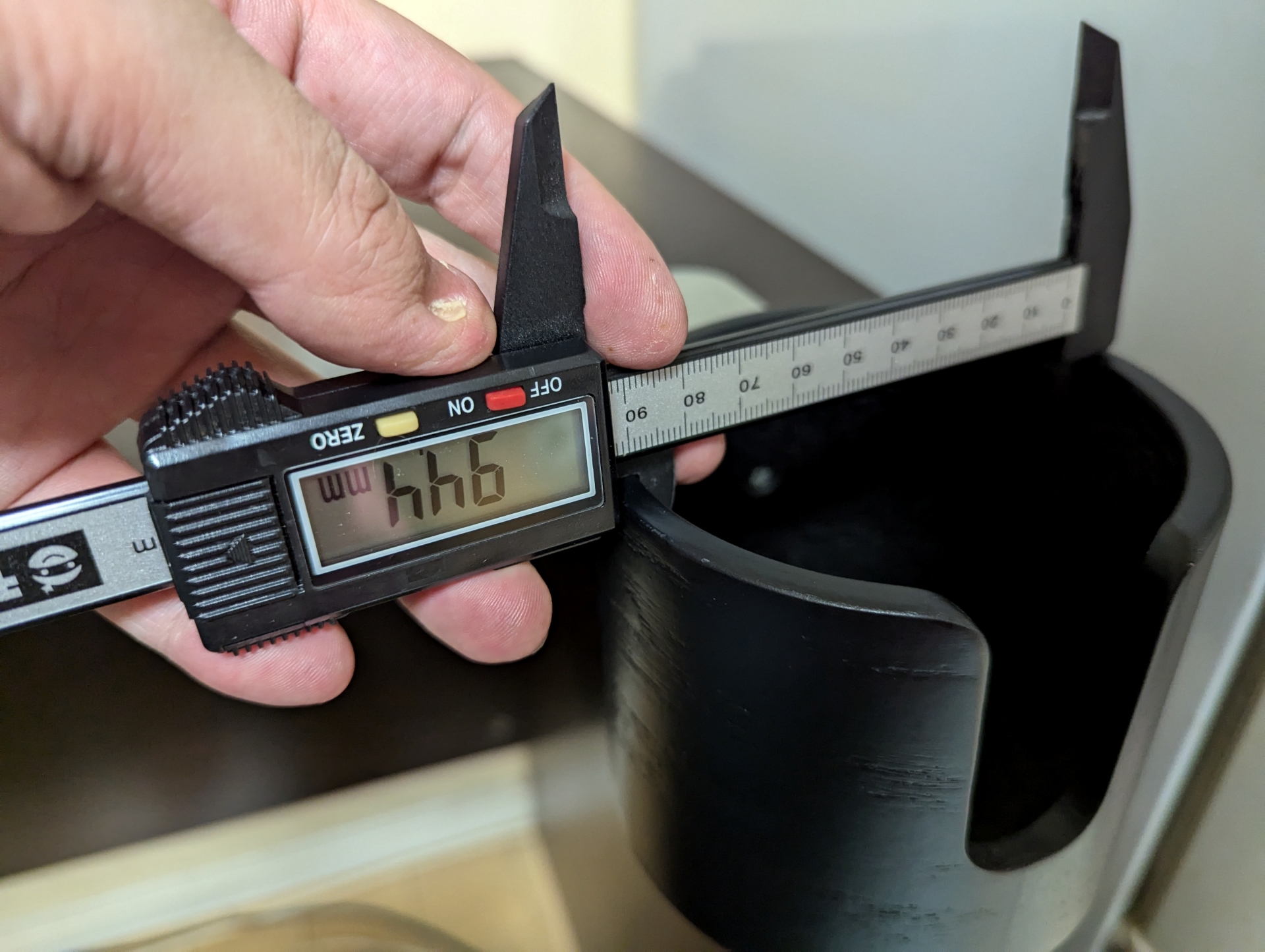 ホルダー部の内径は約94.4mmで、直径は約1,100mm