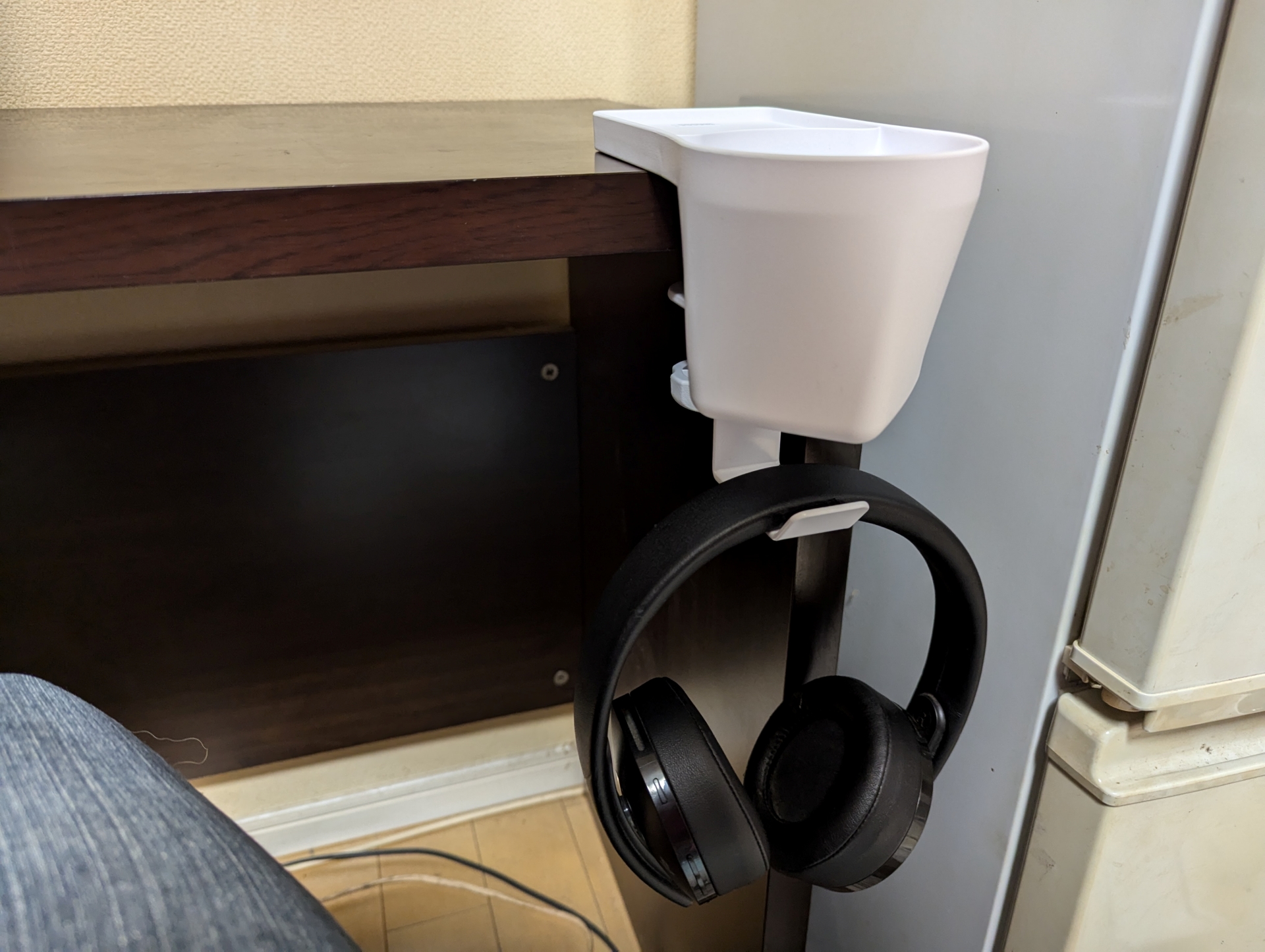 外向きで利用した状態。ヘッドセットなども問題なく掛けられる