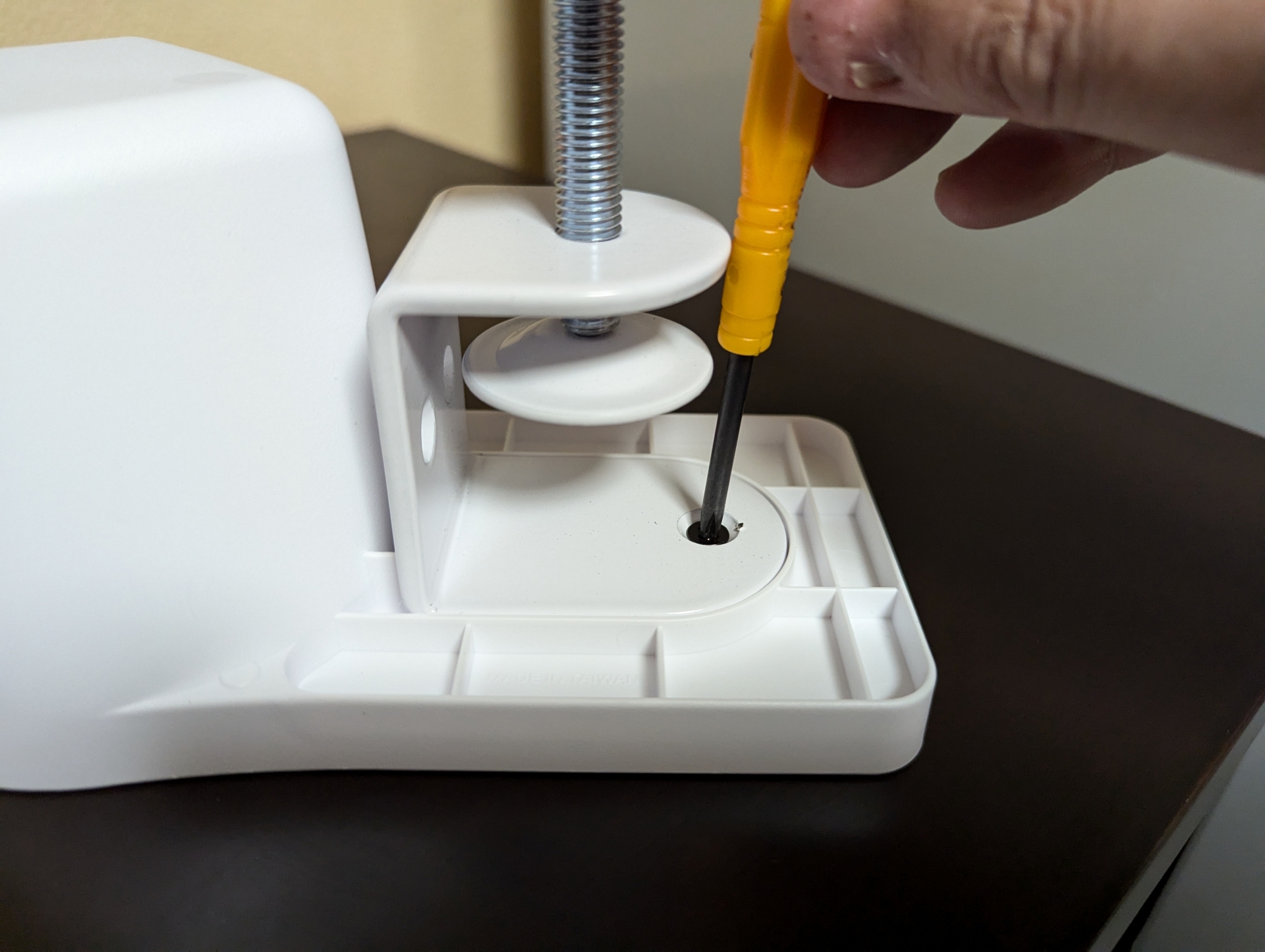 組み立て自体はあまり難しくない。先にホルダー部とクランプをビスで留めて固定してから、フックとクランプをビスで留めて固定すれば完成だ。フックの固定についてはフックを奥まで差し込むことでネジの位置がピッタリとハマるようになっているので難易度は高くない