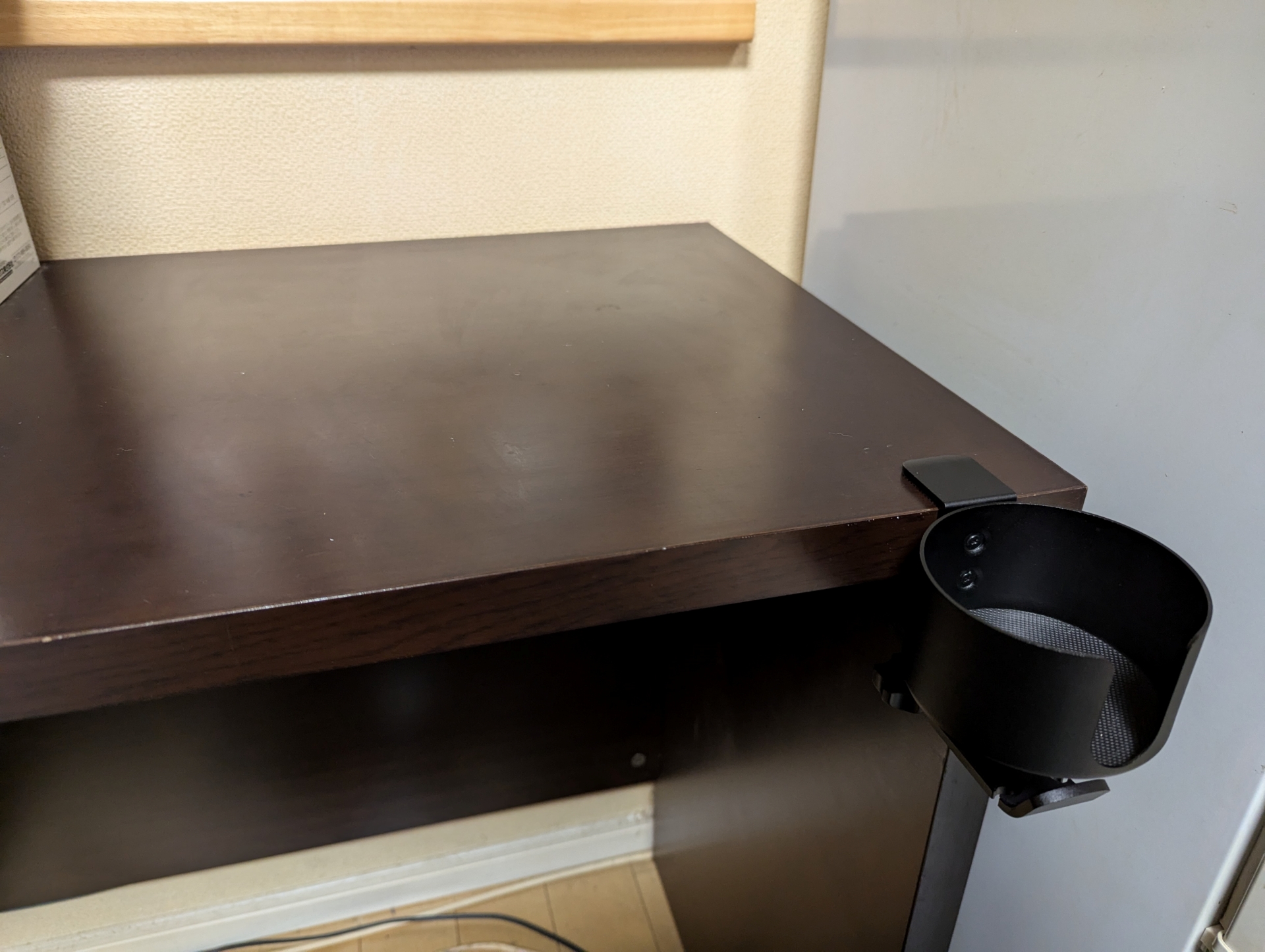 金属製のクランプと径の大きめな手回しネジを使用するため、ガッツリ固定できる