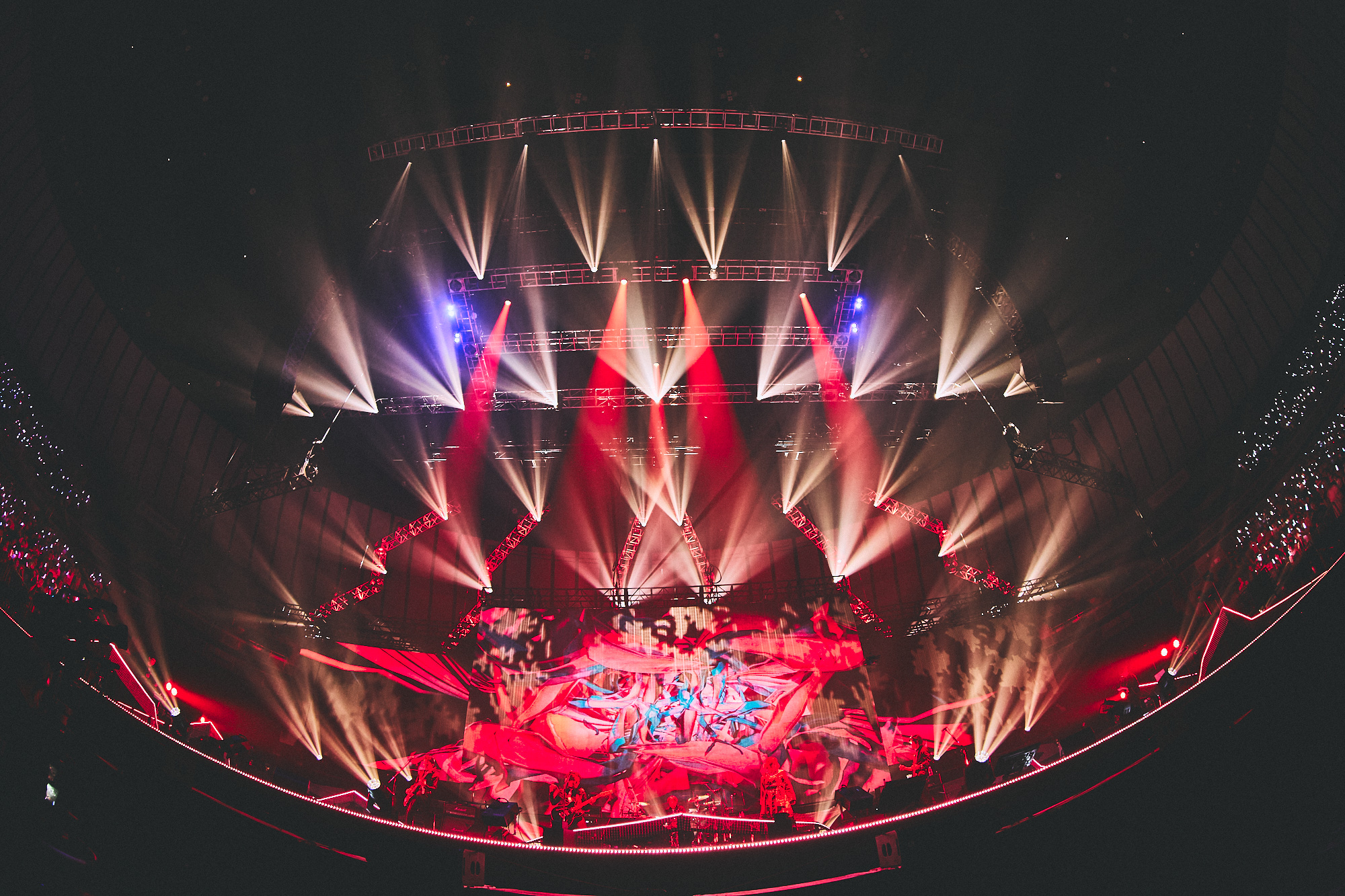 英語歌詞が多い中、南條愛乃さんが歌う日本語パートが非常に印象的でファンの多い「朱雀征魂戦」のBGM。朱雀をイメージさせる衣装で登場した南條さんが自ら歌い上げた。