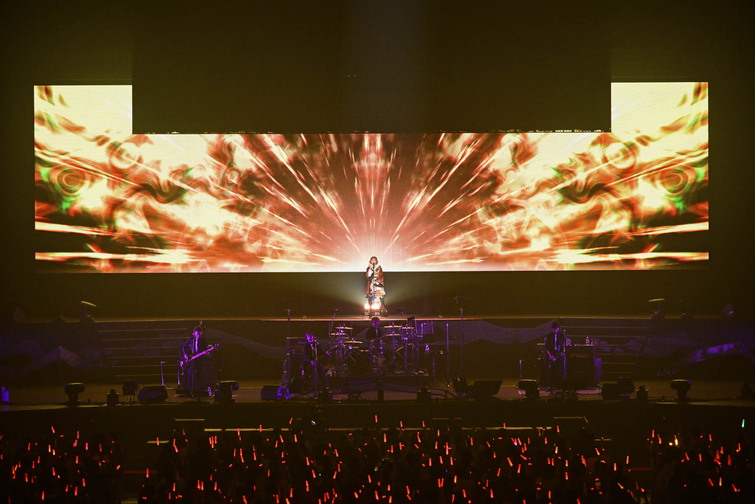 英語歌詞が多い中、南條愛乃さんが歌う日本語パートが非常に印象的でファンの多い「朱雀征魂戦」のBGM。朱雀をイメージさせる衣装で登場した南條さんが自ら歌い上げた。