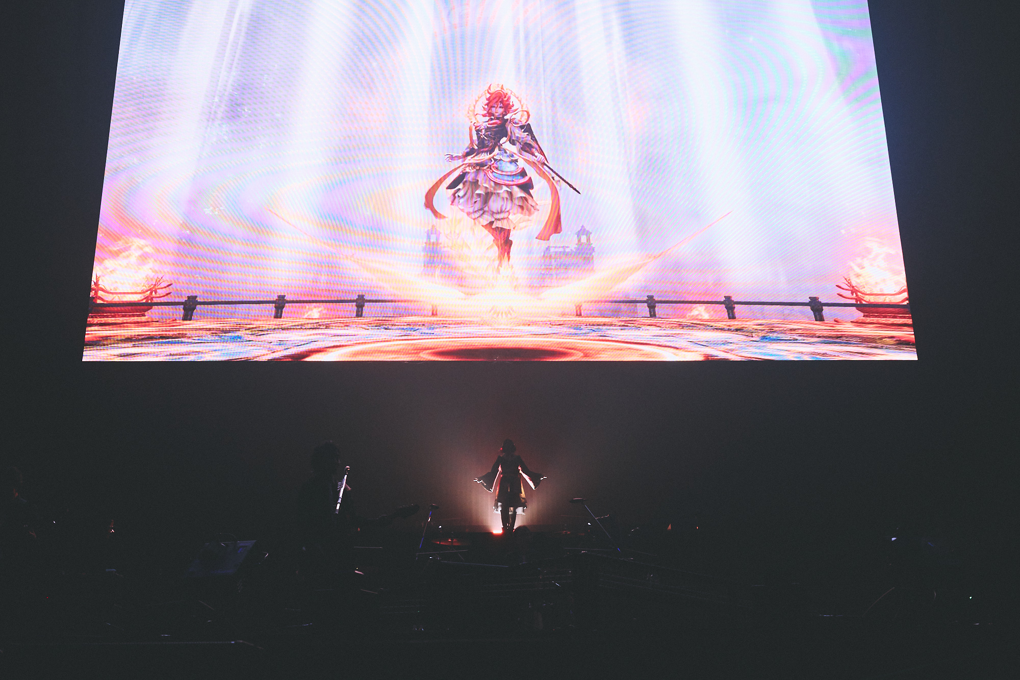 英語歌詞が多い中、南條愛乃さんが歌う日本語パートが非常に印象的でファンの多い「朱雀征魂戦」のBGM。朱雀をイメージさせる衣装で登場した南條さんが自ら歌い上げた。