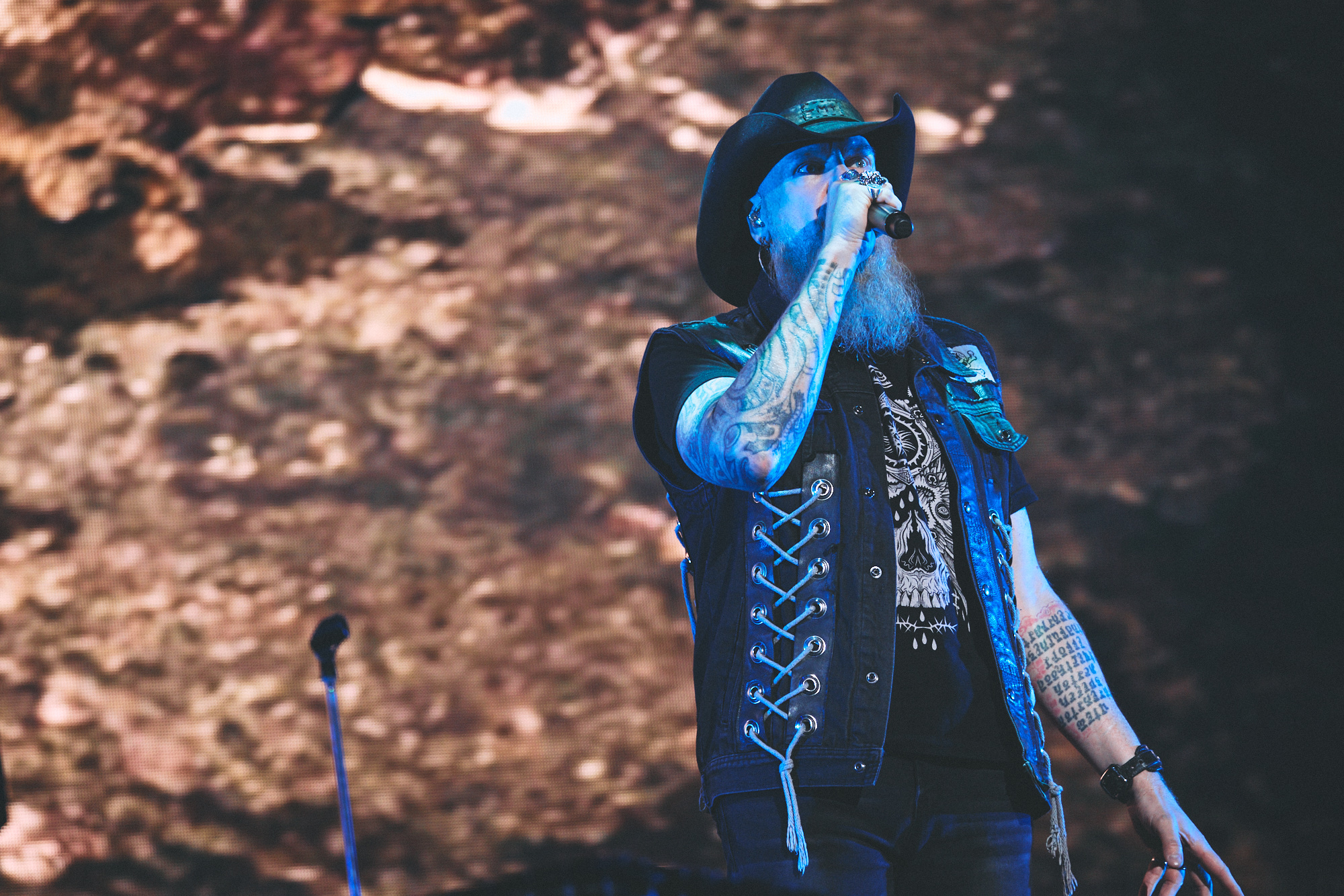 「紅蓮のリベレーター」までとは雰囲気を変えて、「漆黒のヴィランズ」では初めてロック調の主題歌が使われた。当初は違和感を感じる人もいたが、今では「FFXIV」を代表する曲となった。