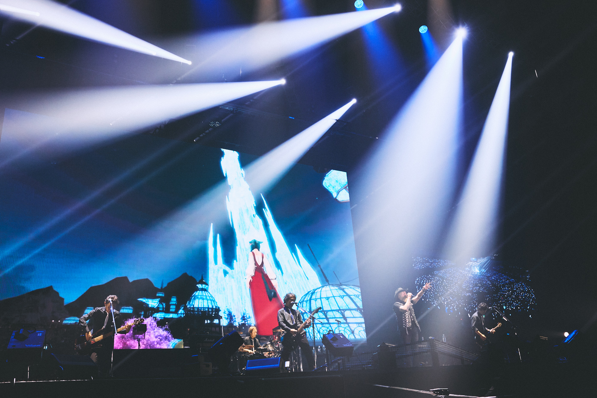 セットリストの最後は「Endwalke」。事前に募集した、それぞれのプレイヤーが作った動画と共に「暁月のフィナーレ」のテーマソングが演奏された。