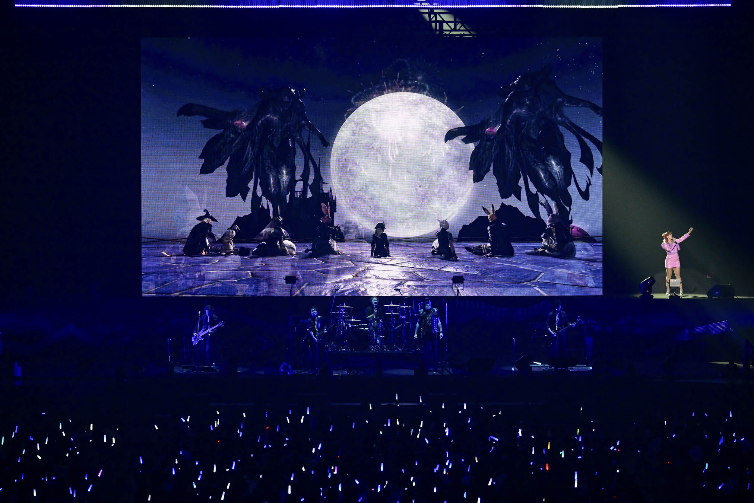 セットリストの最後は「Endwalke」。事前に募集した、それぞれのプレイヤーが作った動画と共に「暁月のフィナーレ」のテーマソングが演奏された。