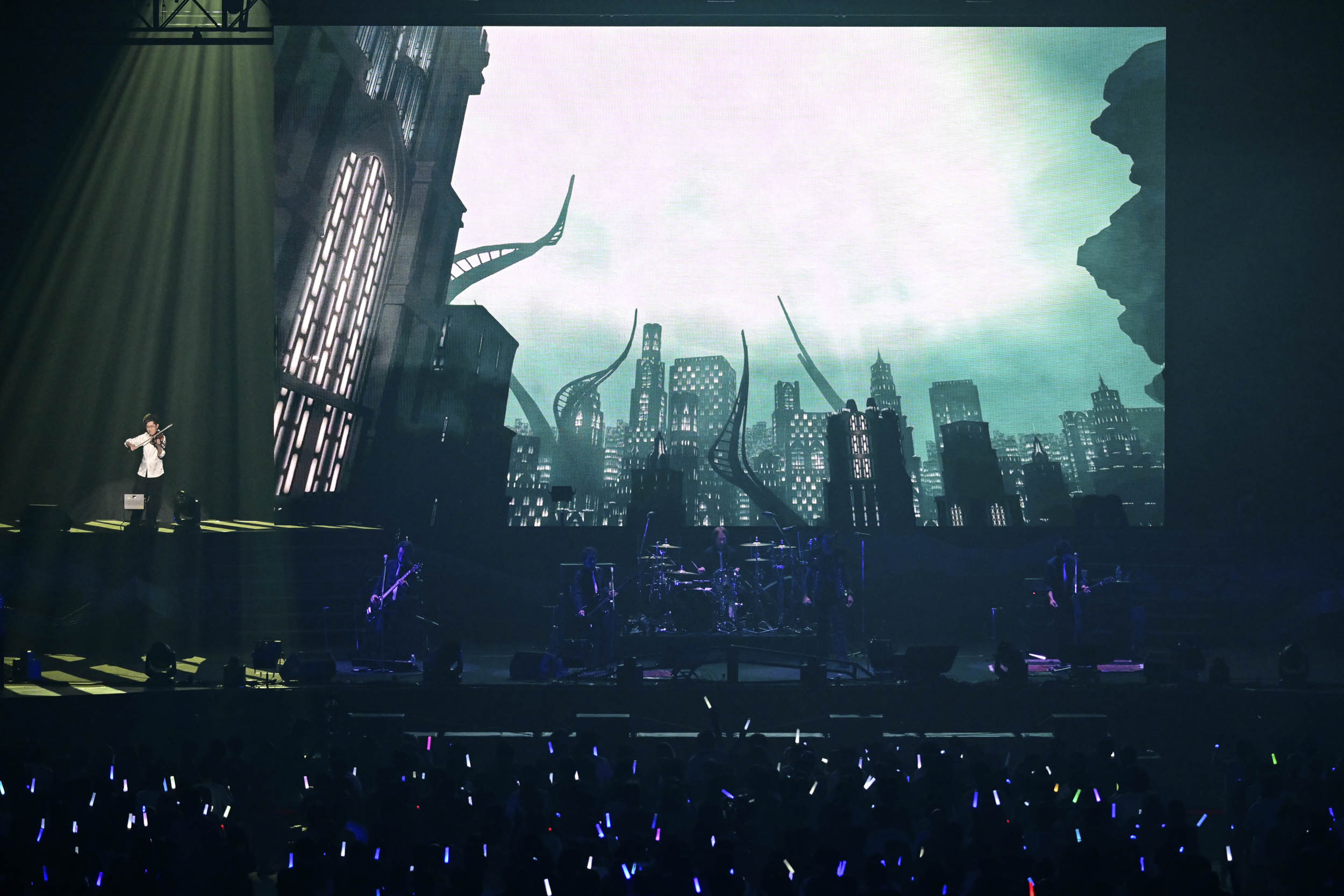 セットリストの最後は「Endwalke」。事前に募集した、それぞれのプレイヤーが作った動画と共に「暁月のフィナーレ」のテーマソングが演奏された。