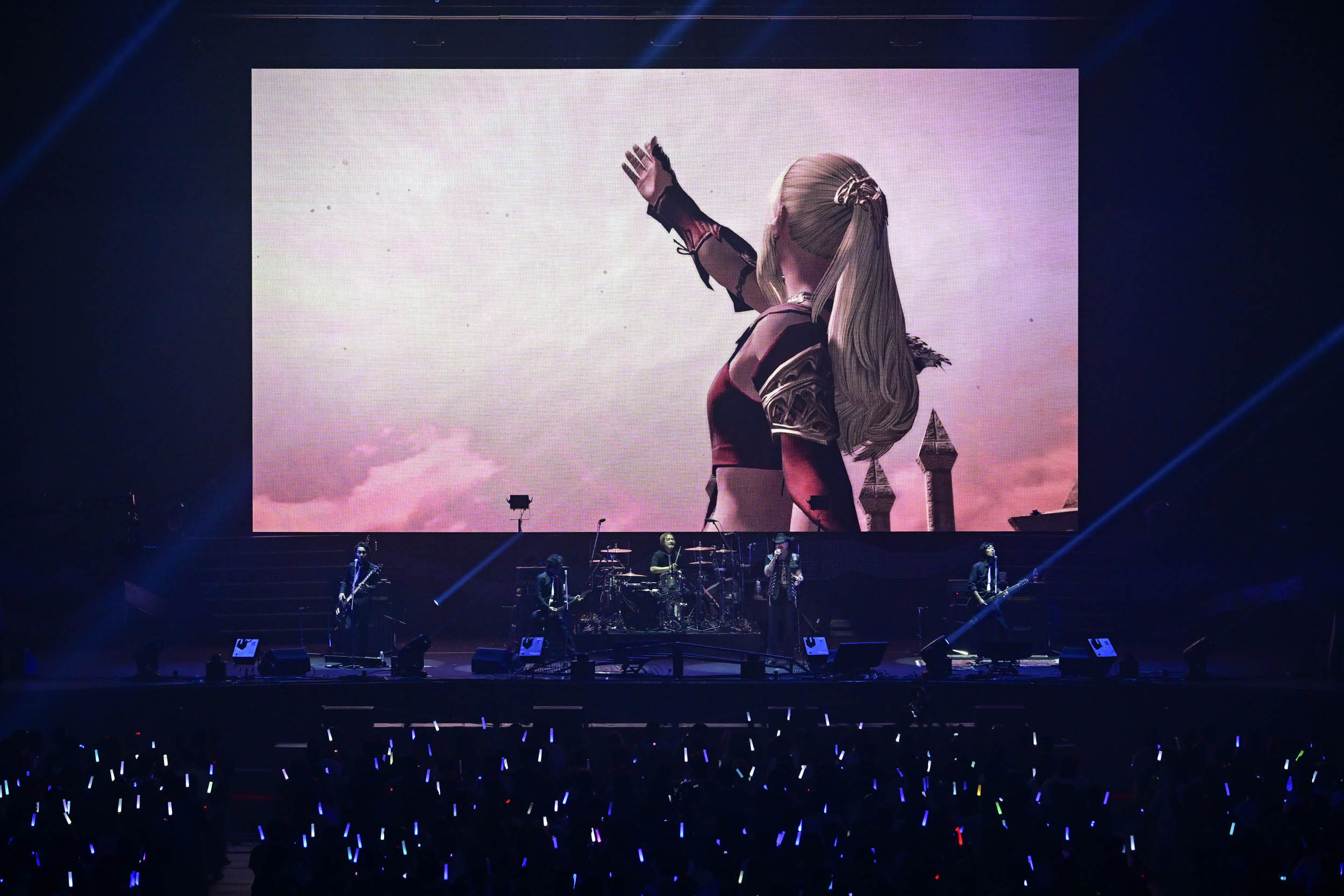 セットリストの最後は「Endwalke」。事前に募集した、それぞれのプレイヤーが作った動画と共に「暁月のフィナーレ」のテーマソングが演奏された。