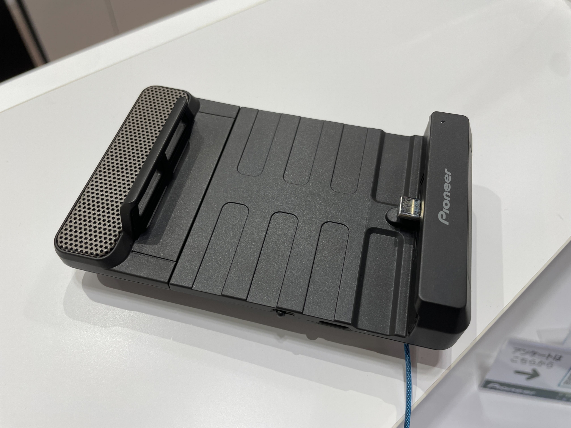 本体は薄くて軽い。小さい本体に機能が詰め込まれている