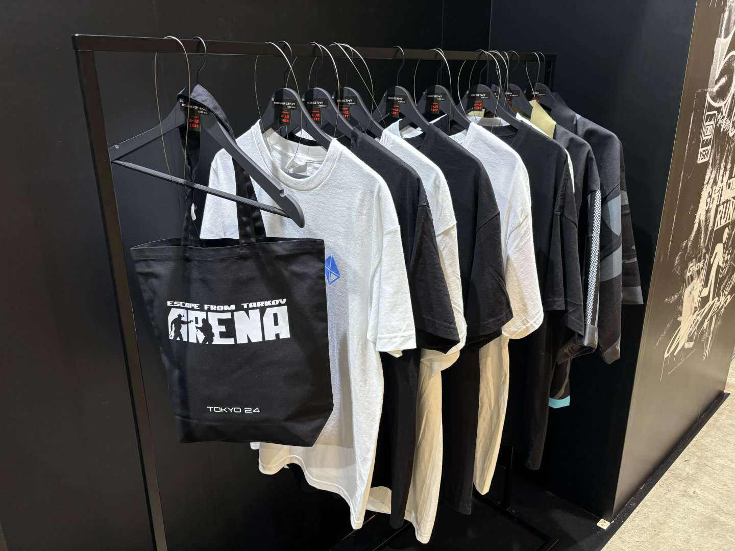 抱き枕といったユニークなアイテムから作中に登場する鎮痛剤を忠実に再現したラムネも販売されている