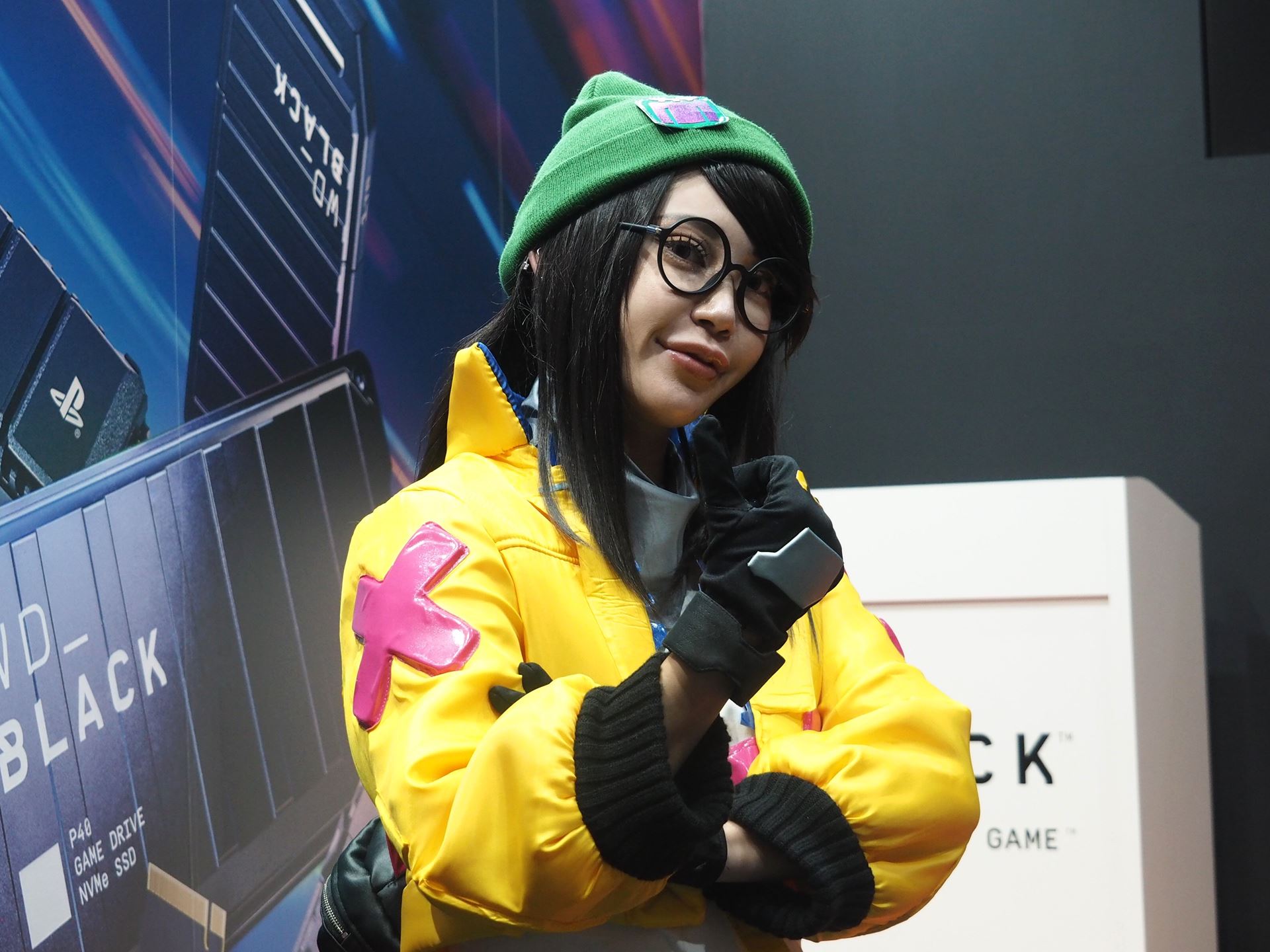 ポーズもさまになっていてカッコイイ。毎日日替わりで人気コスプレイヤーが登場し、撮影会が行なわれる