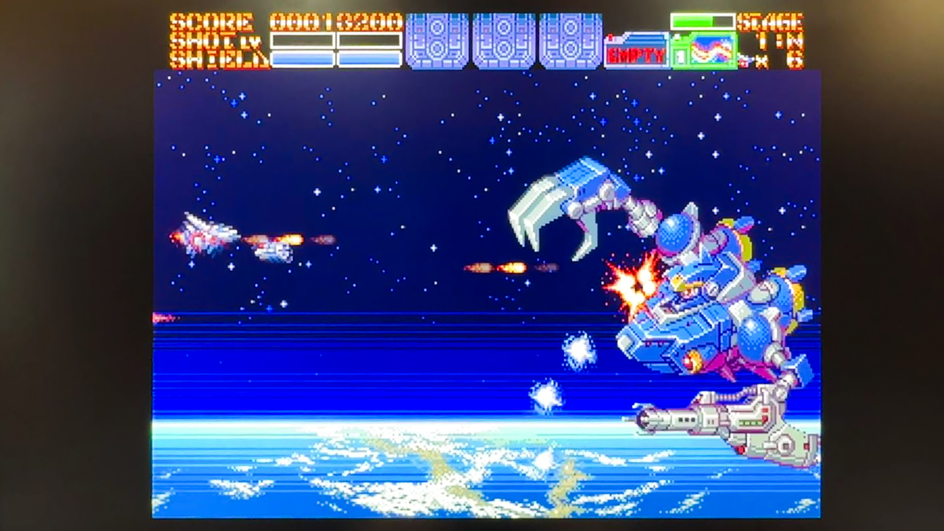 巨大なアームをこちらに向けて飛ばしてくる敵。さすがにあれに当たったら1撃でやられてしまう