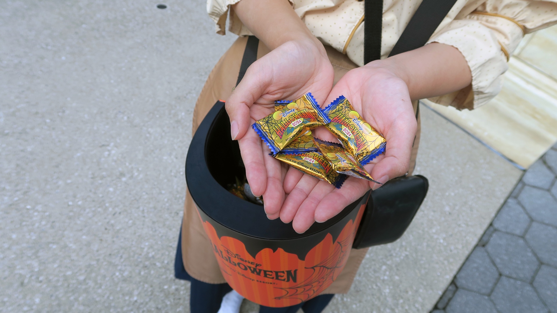 ハロウィーンの特別なバケツを持ったキャストからはディズニーハロウィーン仕様のオリジナルキャンディーがもらえる