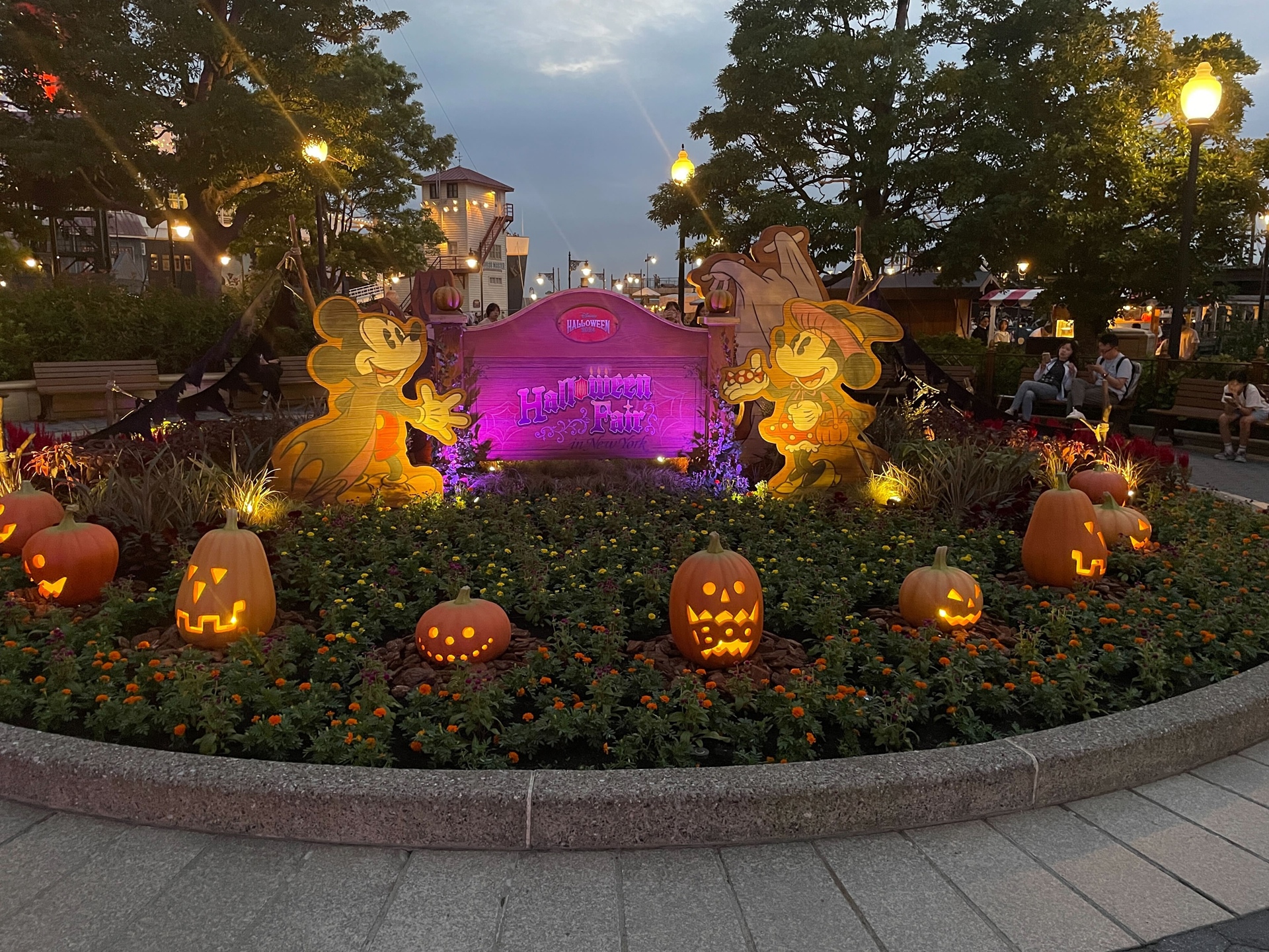 夜間はデコレーションがライトアップされてまたちがう雰囲気を楽しめる