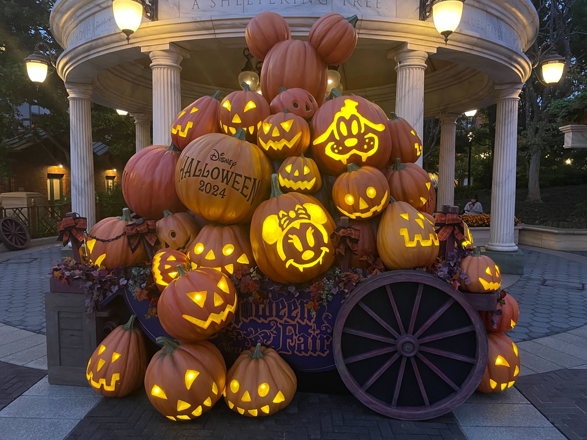 夜間はデコレーションがライトアップされてまたちがう雰囲気を楽しめる