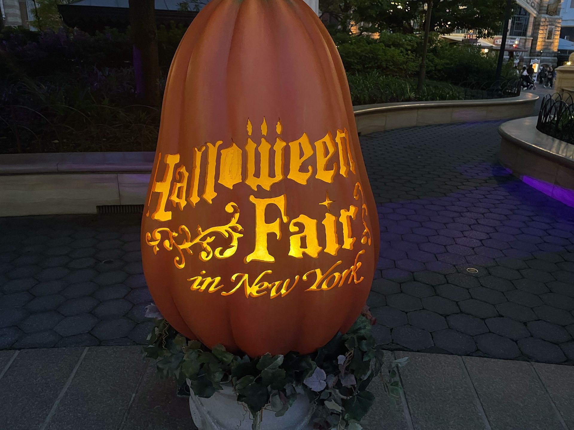 夜間はデコレーションがライトアップされてまたちがう雰囲気を楽しめる