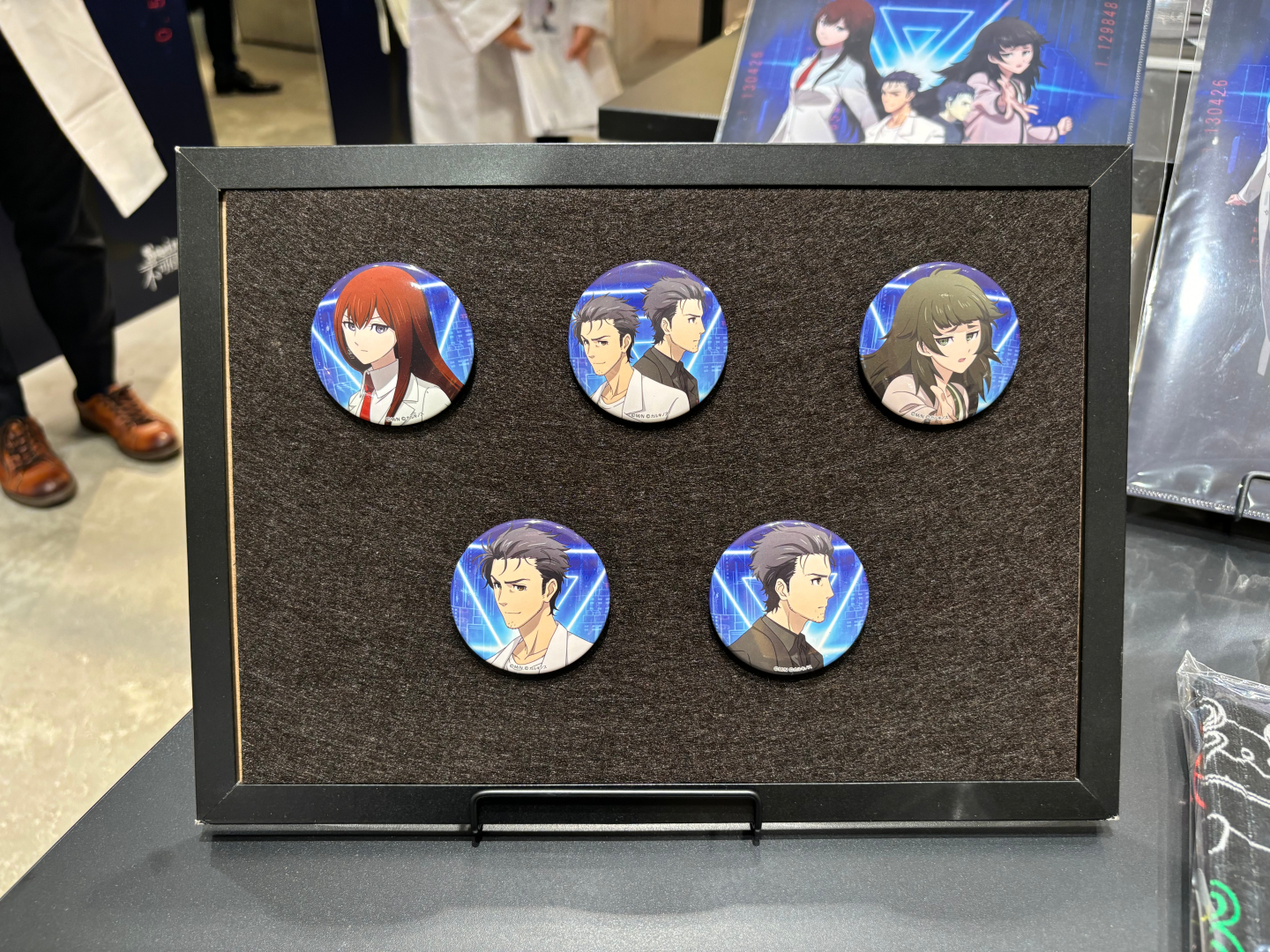 缶バッジは5種が用意。オカリン多めのラインナップ