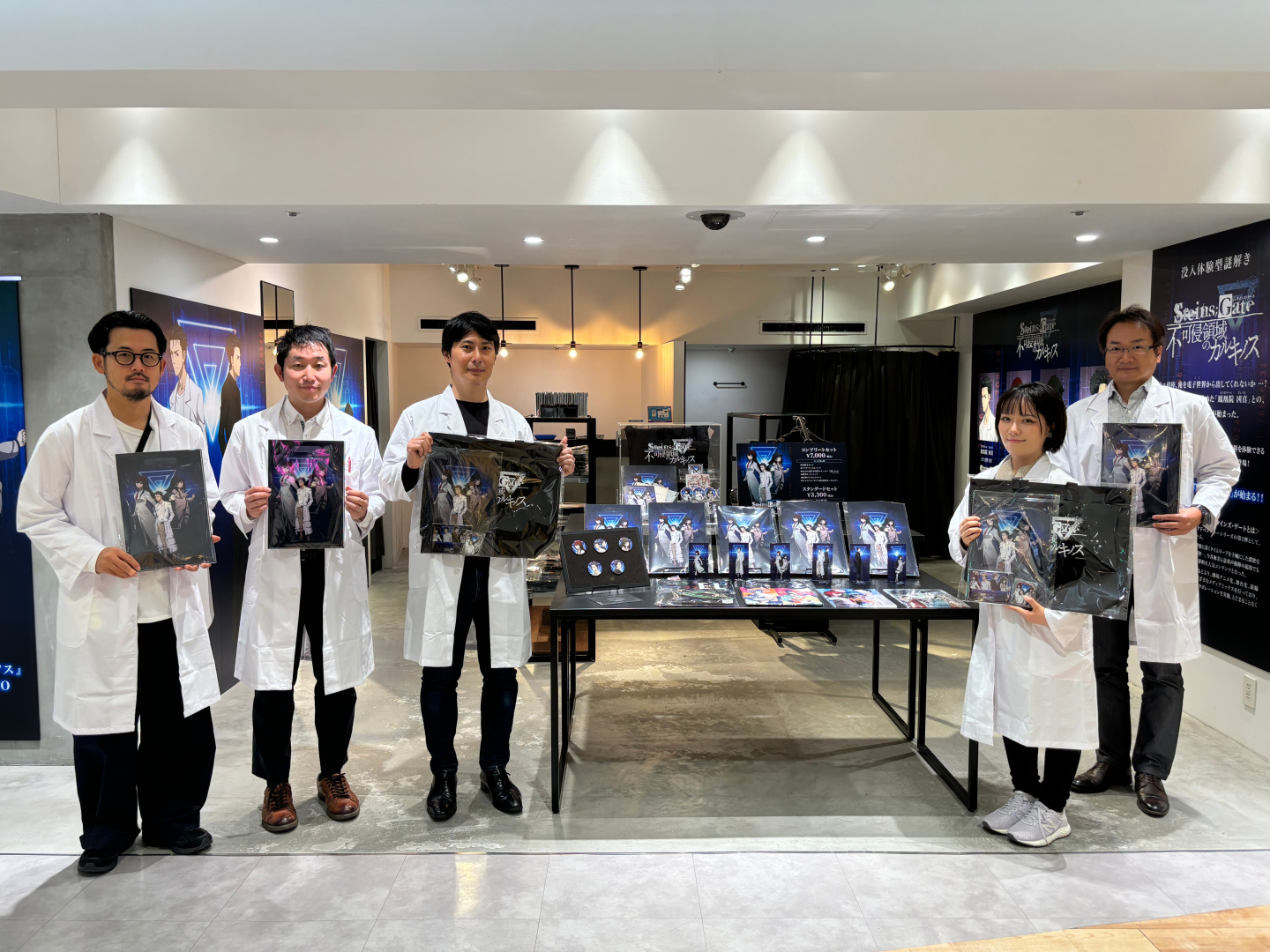 取材当日は製作委員会の各責任者（左からパルコ岡田氏、palan齋藤氏、360Channel深澤氏、一人空けてPanasonic谷口氏）と、本作の謎解きディレクター海野氏がオカリン風の白衣を着て迎えてくれた。ポップアップストアのスタッフさんも同様の衣装で接客をしてくれるようだ