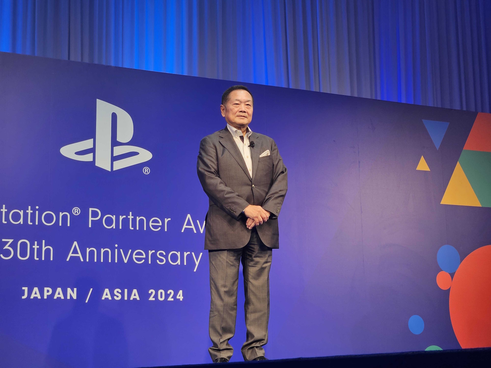 「PLAYSTATION GENERATIONS AWARDS」は“プレイステーションの生みの親”である久夛良木健氏が特別なトロフィーを手渡した