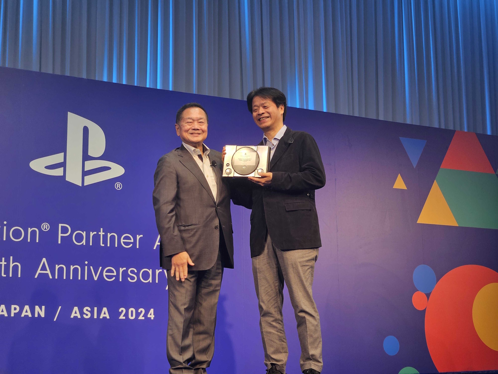 初代プレイステーションを模した特別なトロフィー