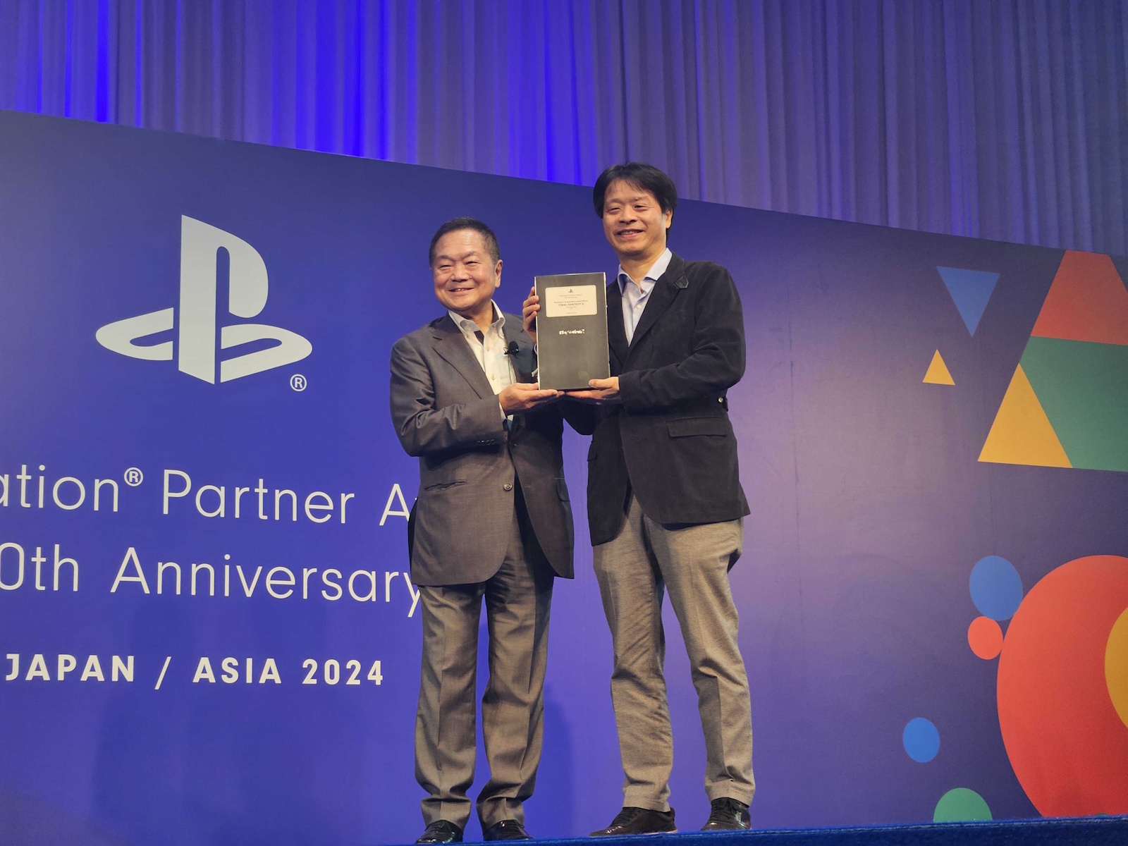 プレイステーション 2を模した特別なトロフィー