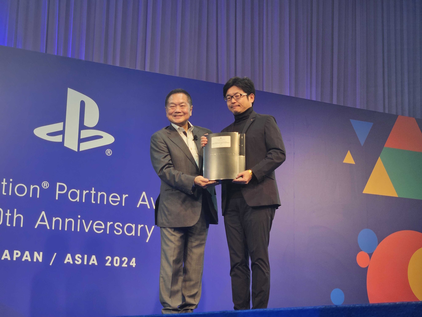 プレイステーション 3を模した特別なトロフィー