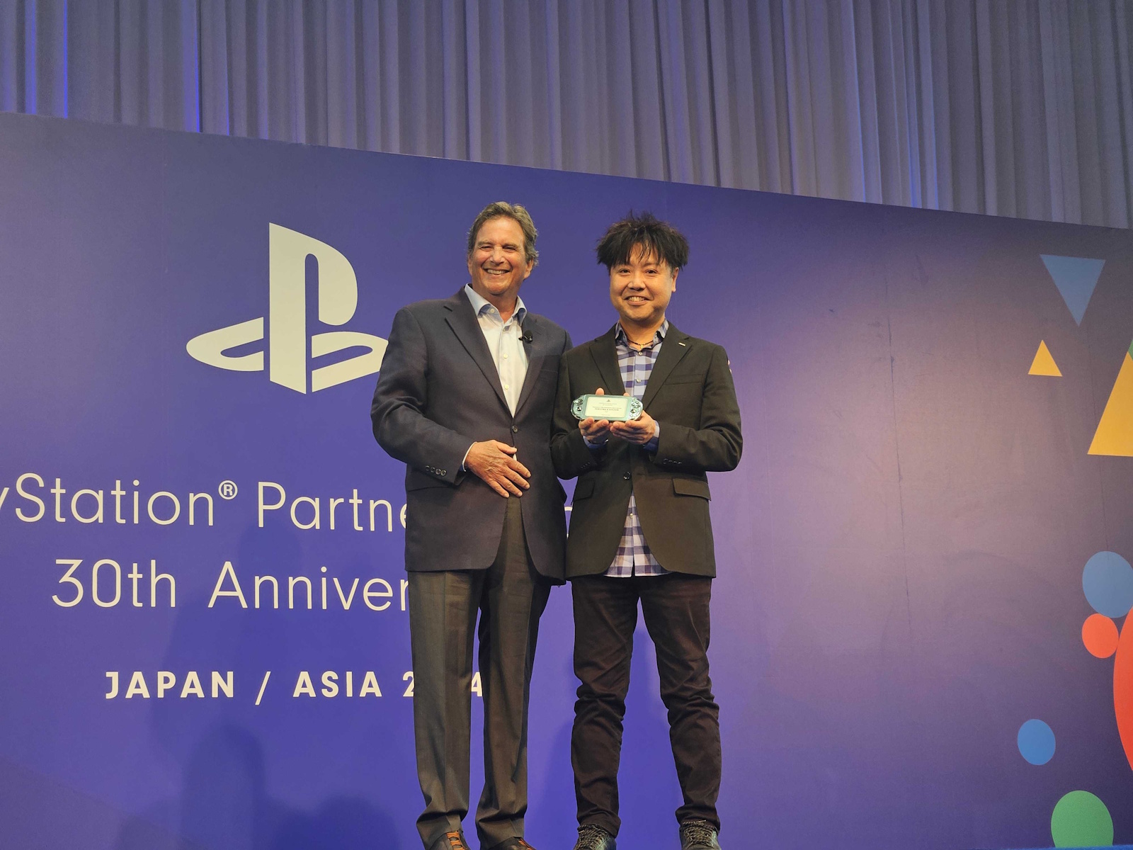 PS Vitaを模した特別なトロフィー