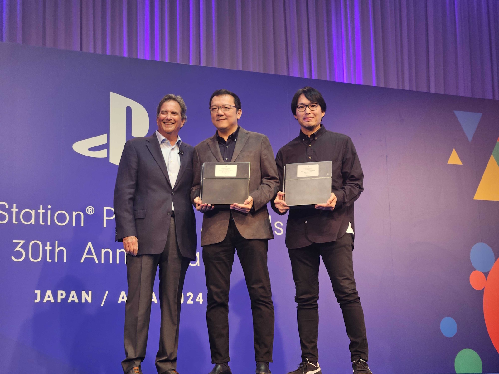 PS4を模した特別なトロフィー