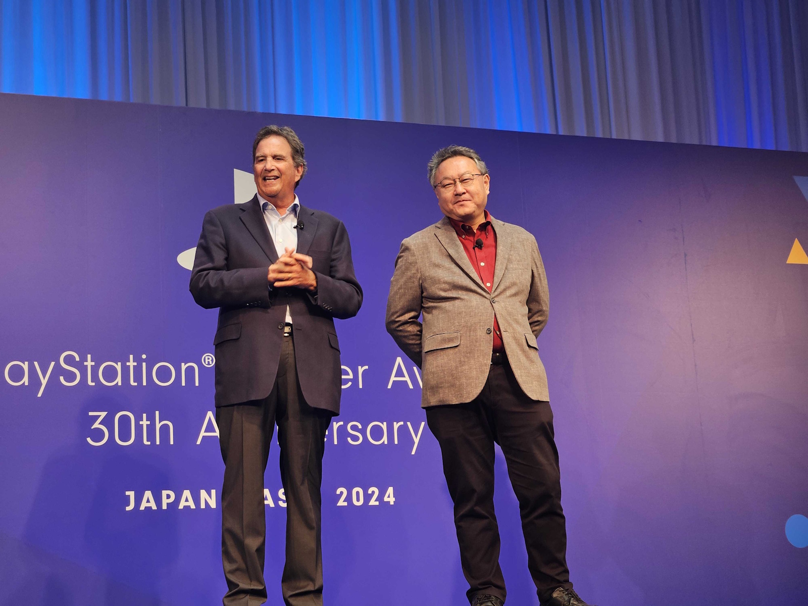 「USERS' CHOICE AWARD」は吉田修平氏がトロフィーを手渡した