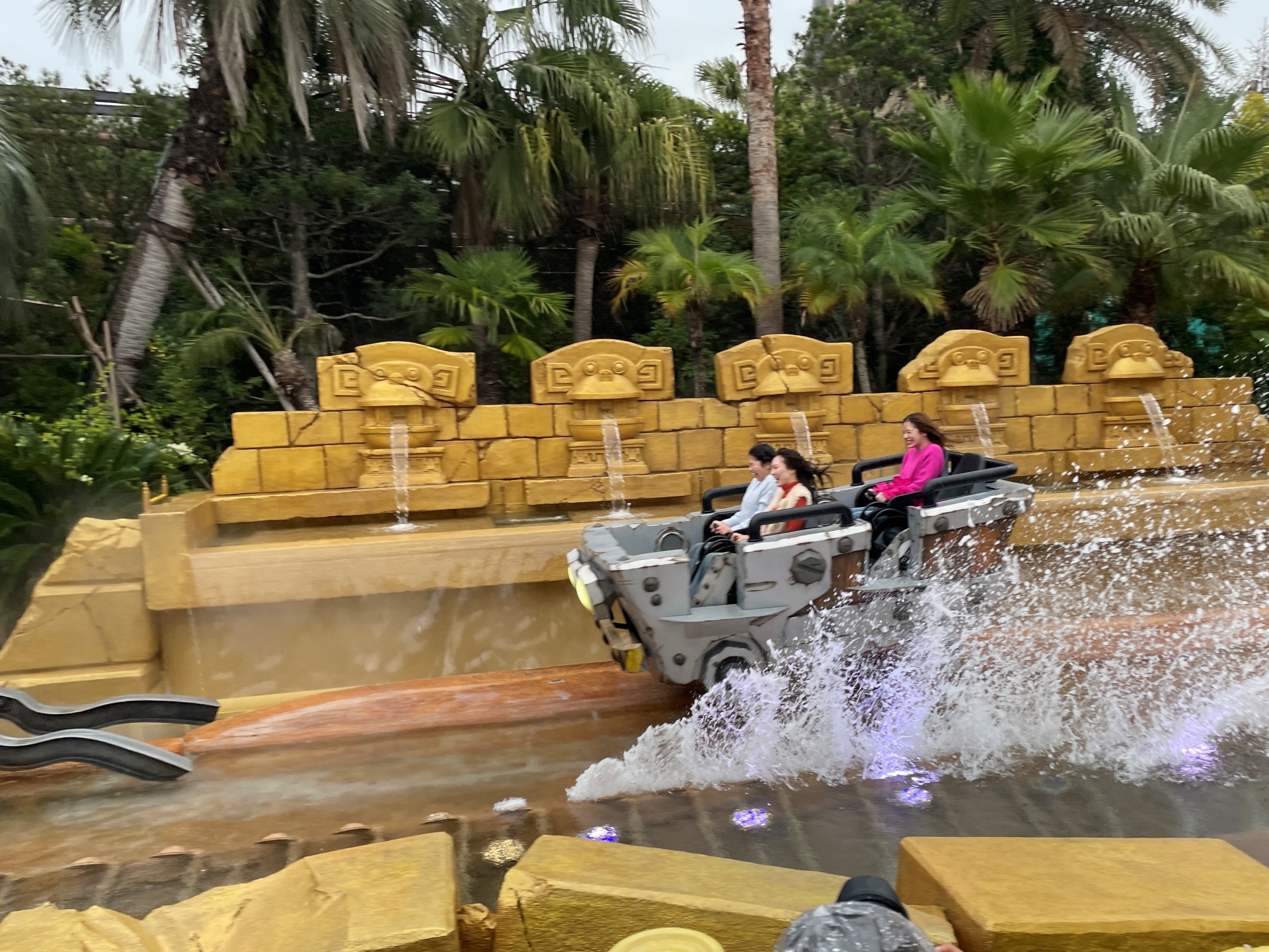 予測不能なコースを疾走！ この形のトロッコが走っている時点で盛り上がるが、さらに実際に乗れるというところがとても嬉しい