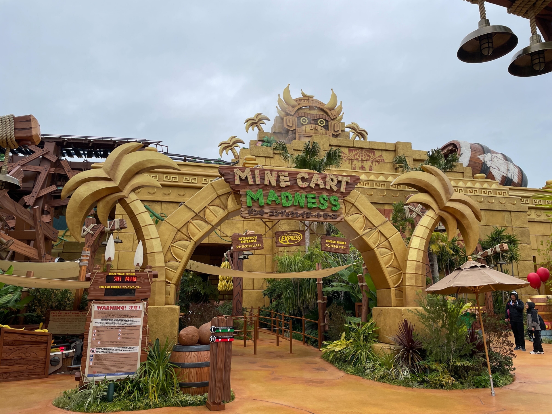 「ドンキーコングのクレイジー・トロッコ」がある「黄金のしんでん」