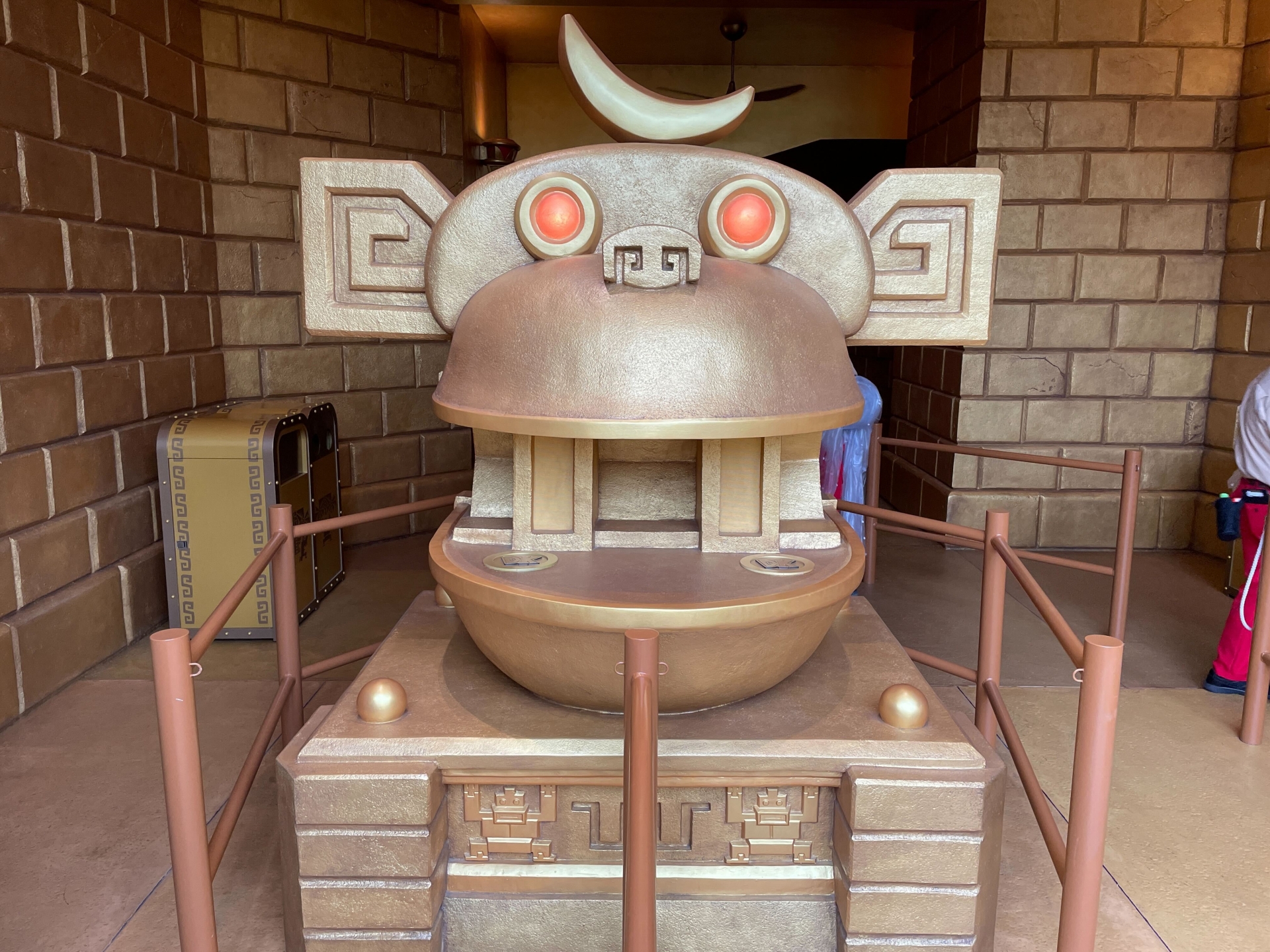 アトラクション入口に鎮座する「サルかみさま」