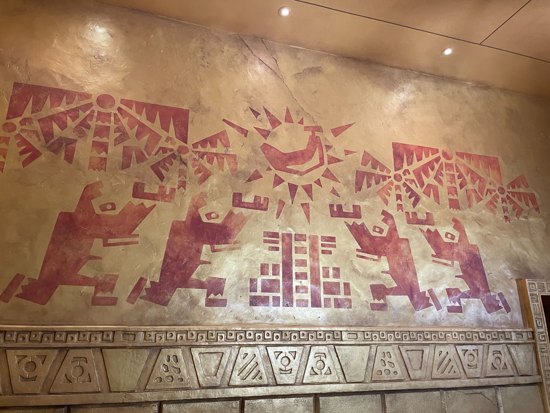 待機列の壁画にも注目