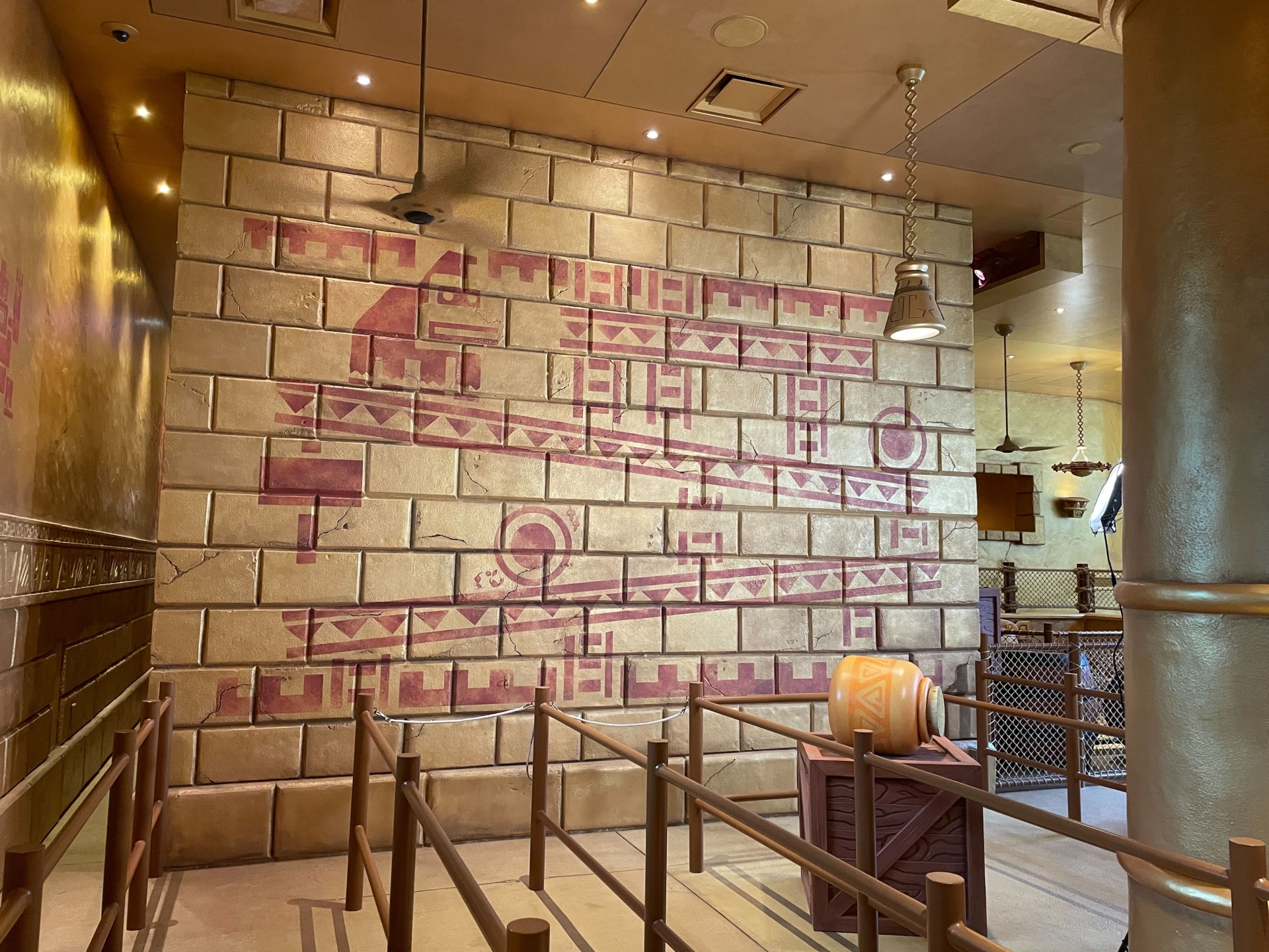 待機列の壁画にも注目