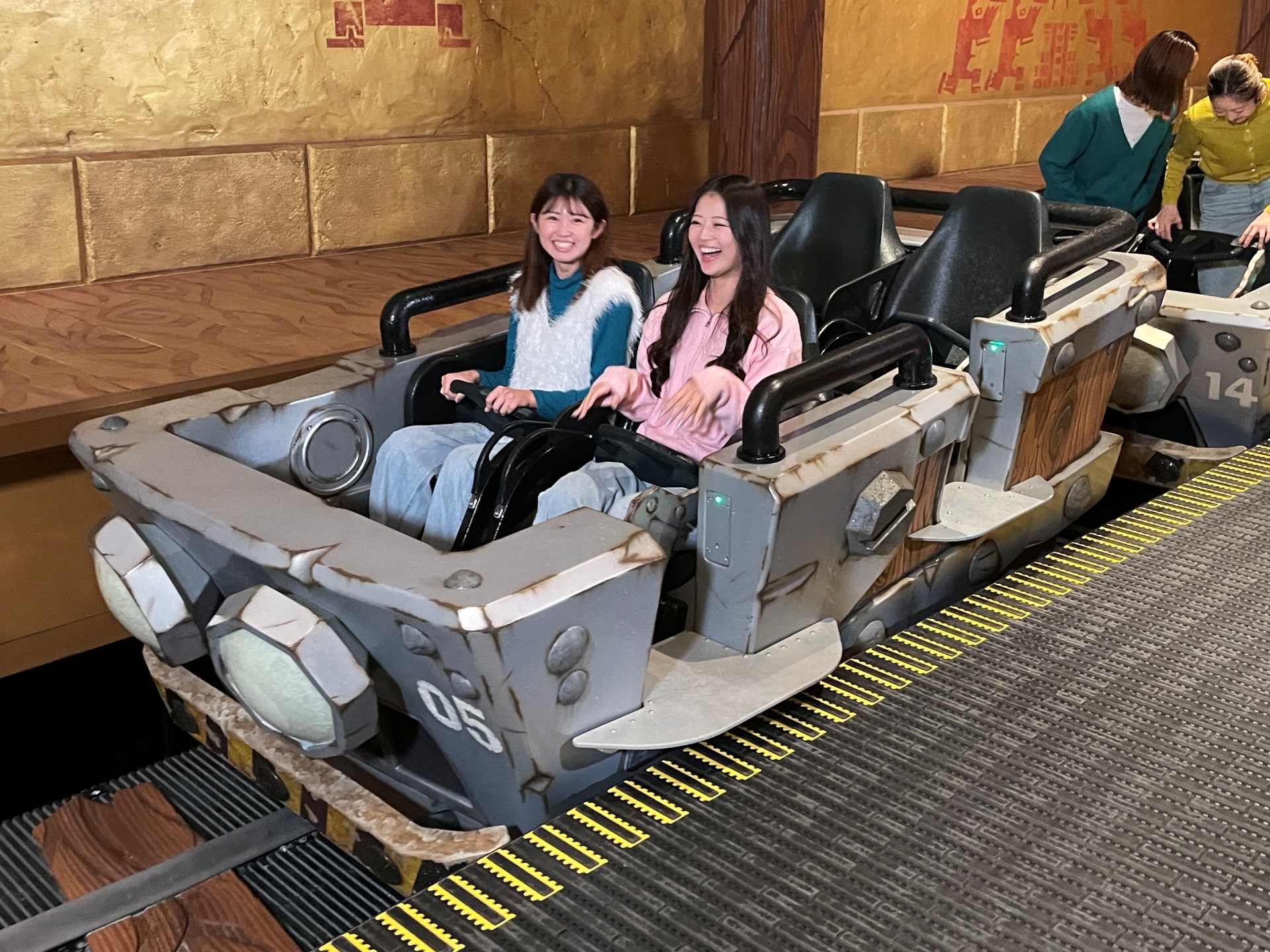 乗車するトロッコ