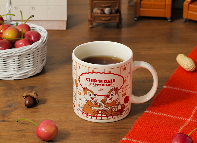 オリジナルマグカップで提供されるデカフェのホットティー