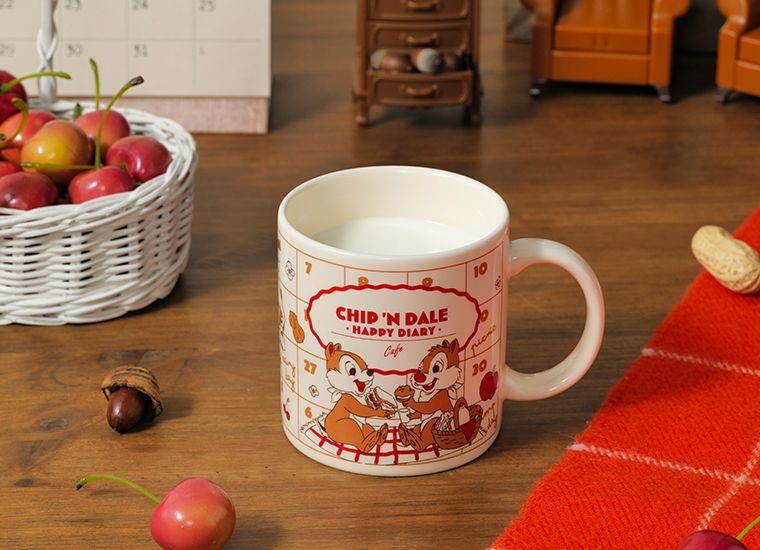 オリジナルマグカップで提供されるホットミルク