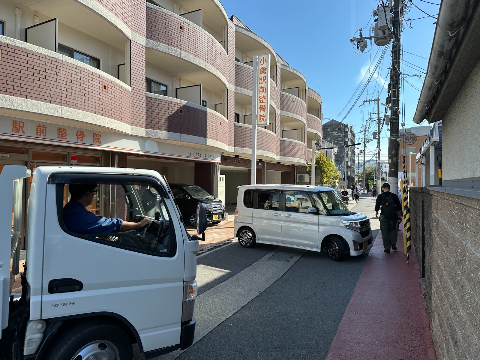 小道に出るので右手へ進む