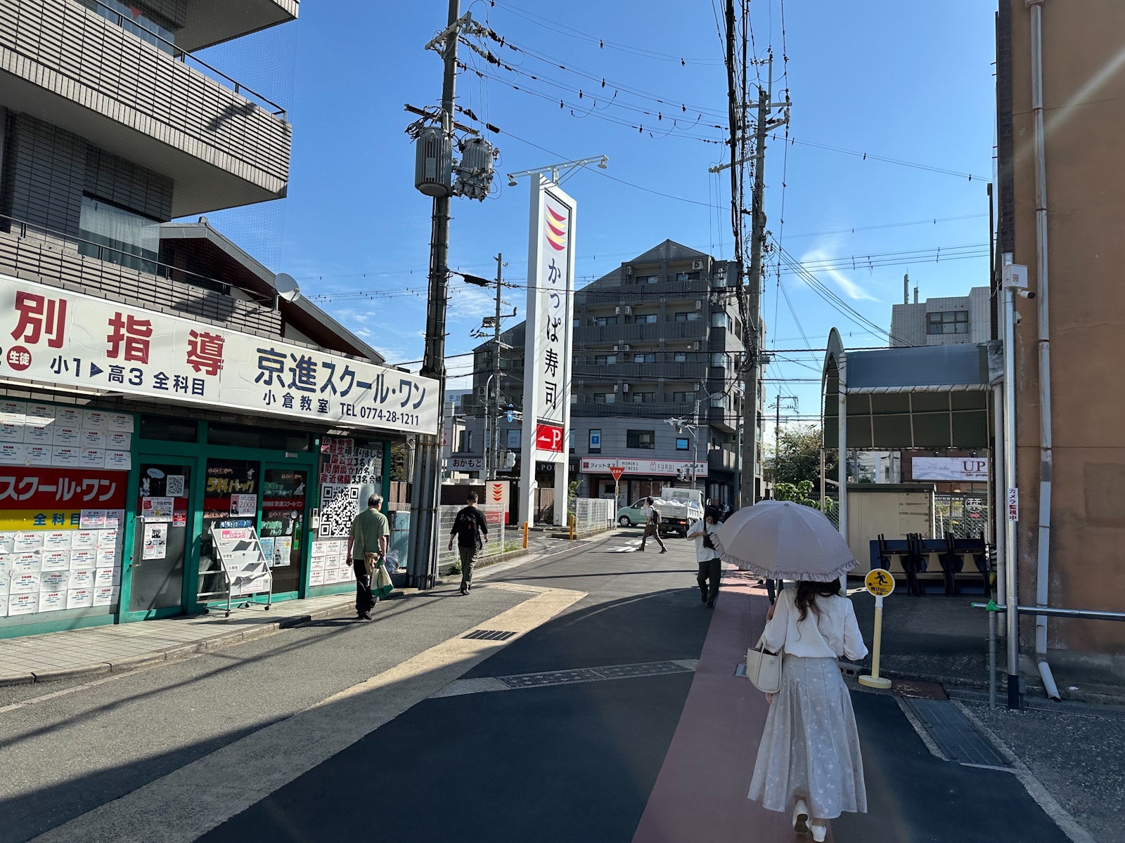 細い道だが車通りはあるので、気を付けて歩こう