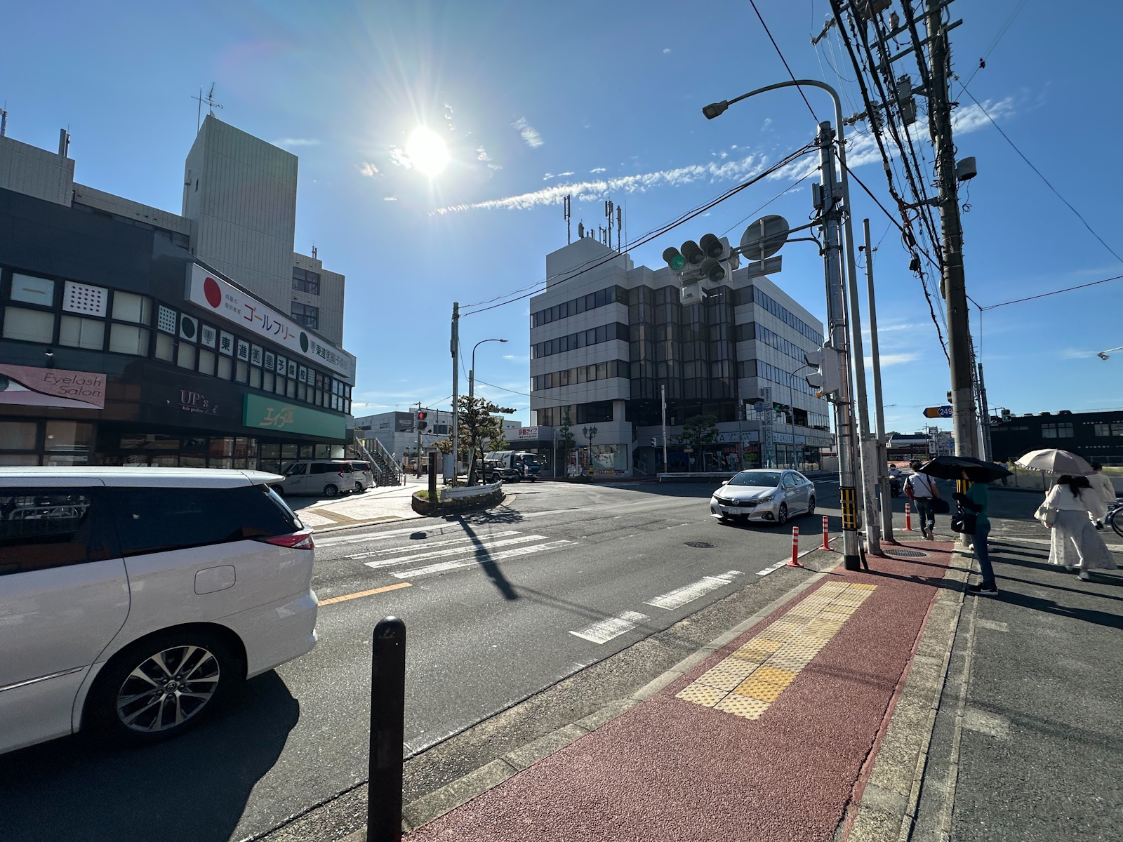 交差点一つ分だけ右手へ進むと……