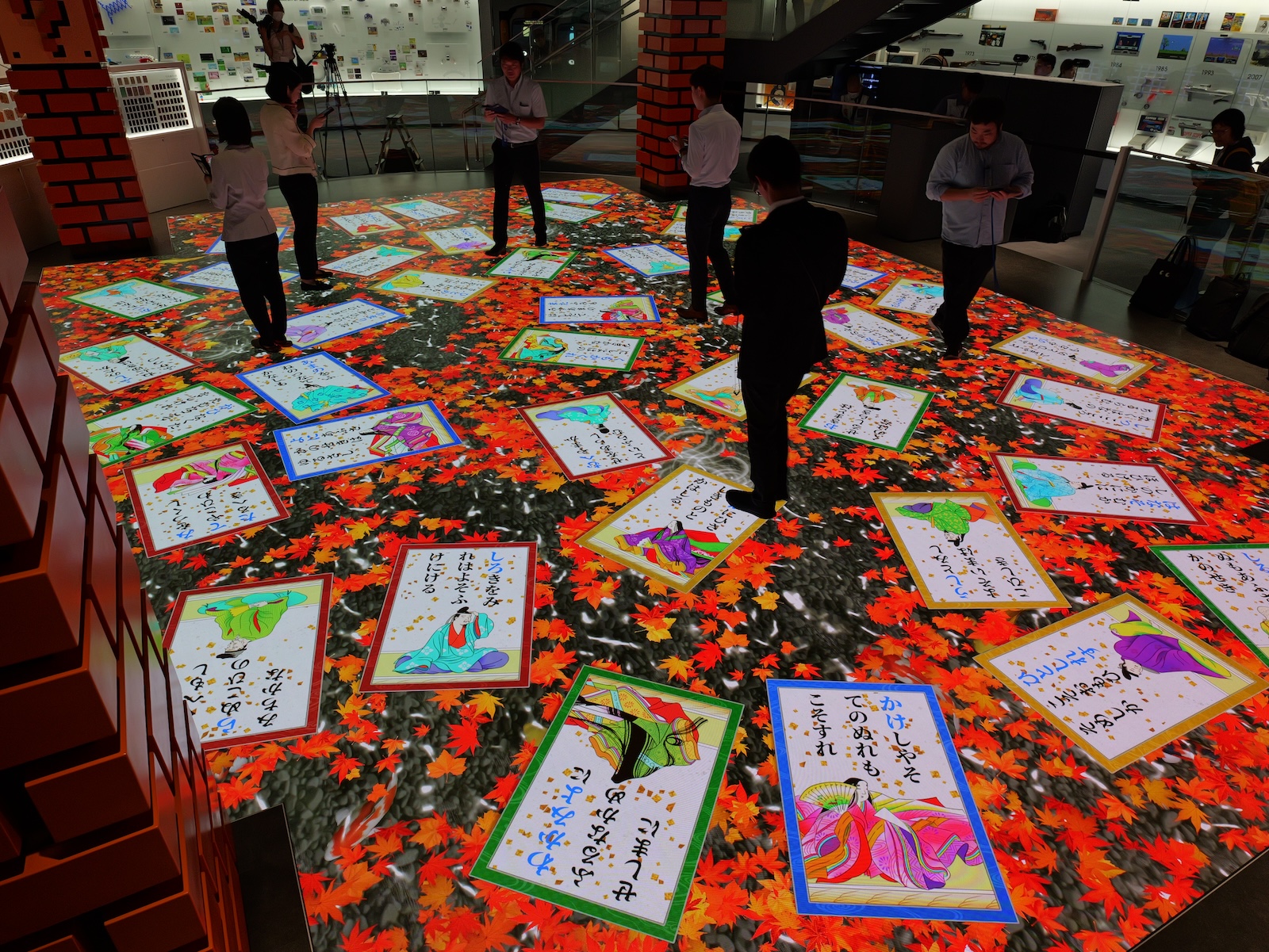 専用のスマートフォンを使って百人一首を体験できる「しぐれでんSP」