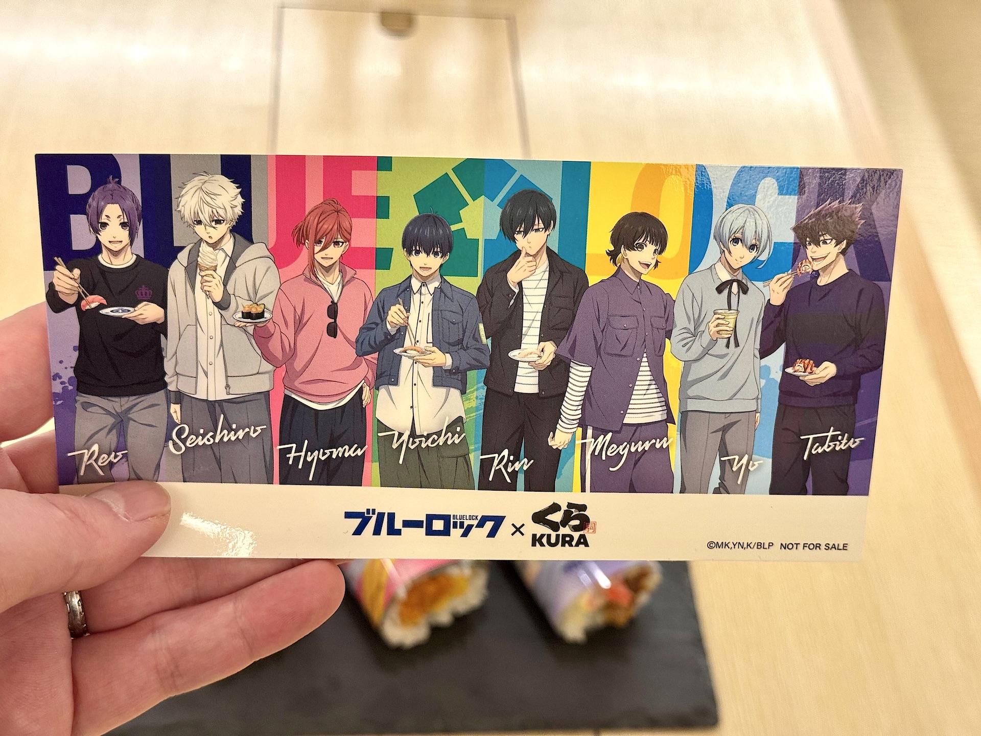 キャラクターが描かれたステッカー付き