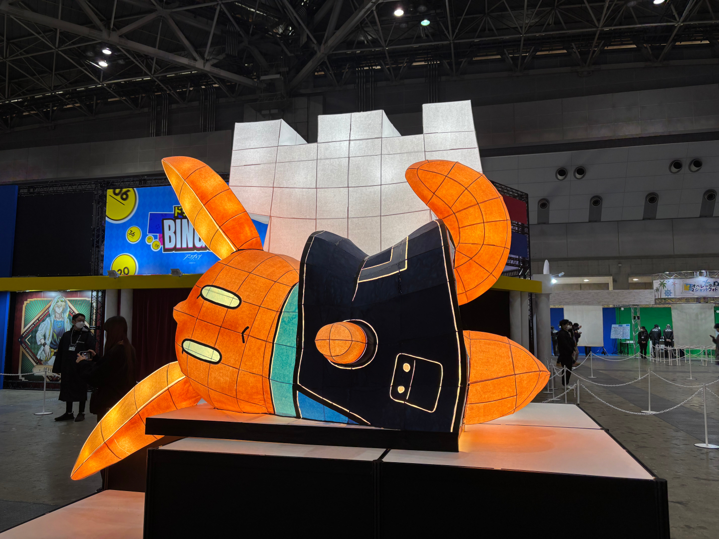 Mon3trフィギュアなど立体展示もなかなかのサイズ感。デカい