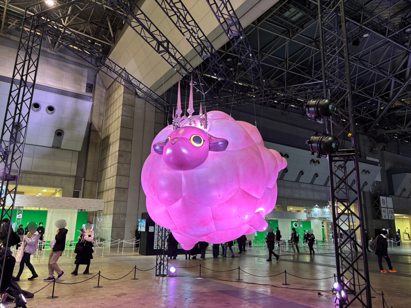 Mon3trフィギュアなど立体展示もなかなかのサイズ感。デカい