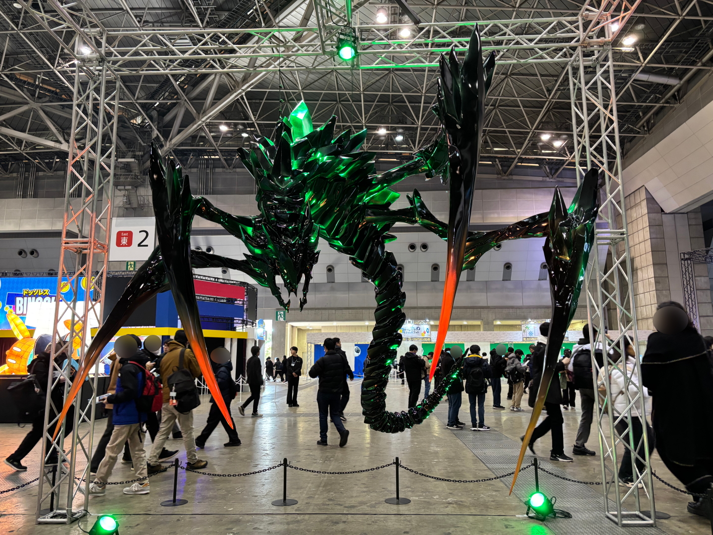 Mon3trフィギュアなど立体展示もなかなかのサイズ感。デカい